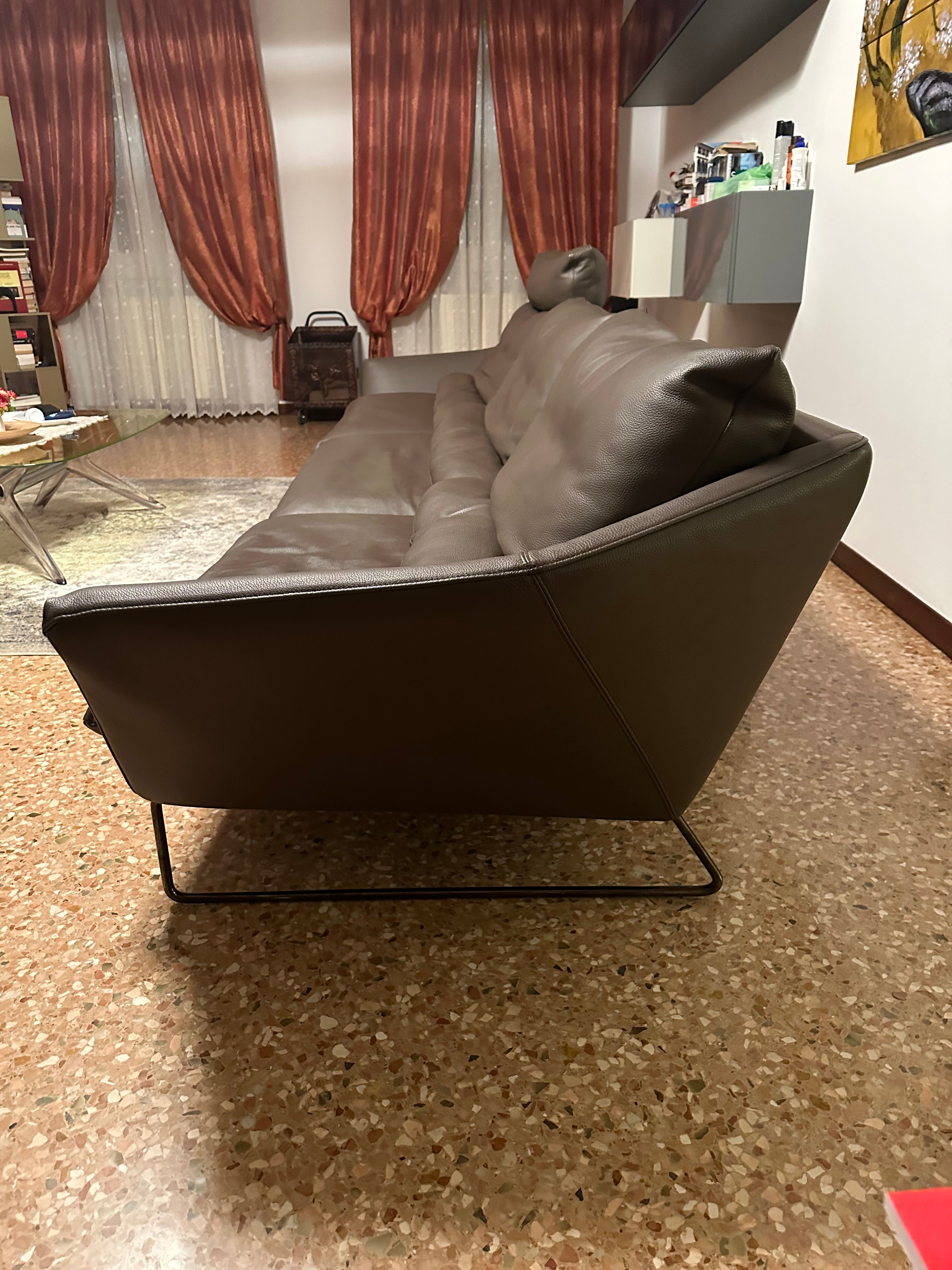 New York Sweet brown leather sofa Side