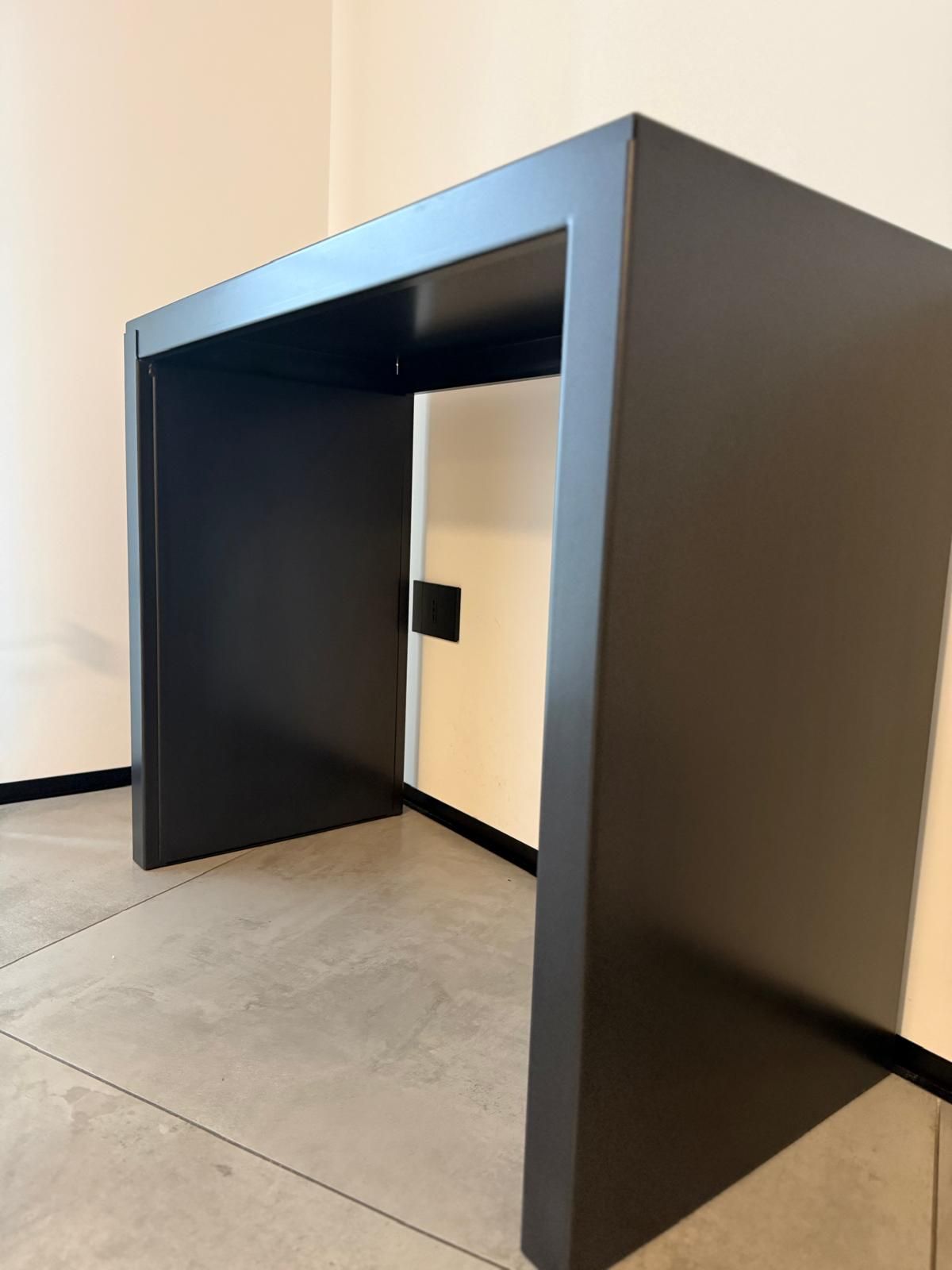 Consoletafel Irony van zwart gefosfateerd plaatstaal door Maurizio Peregalli Side