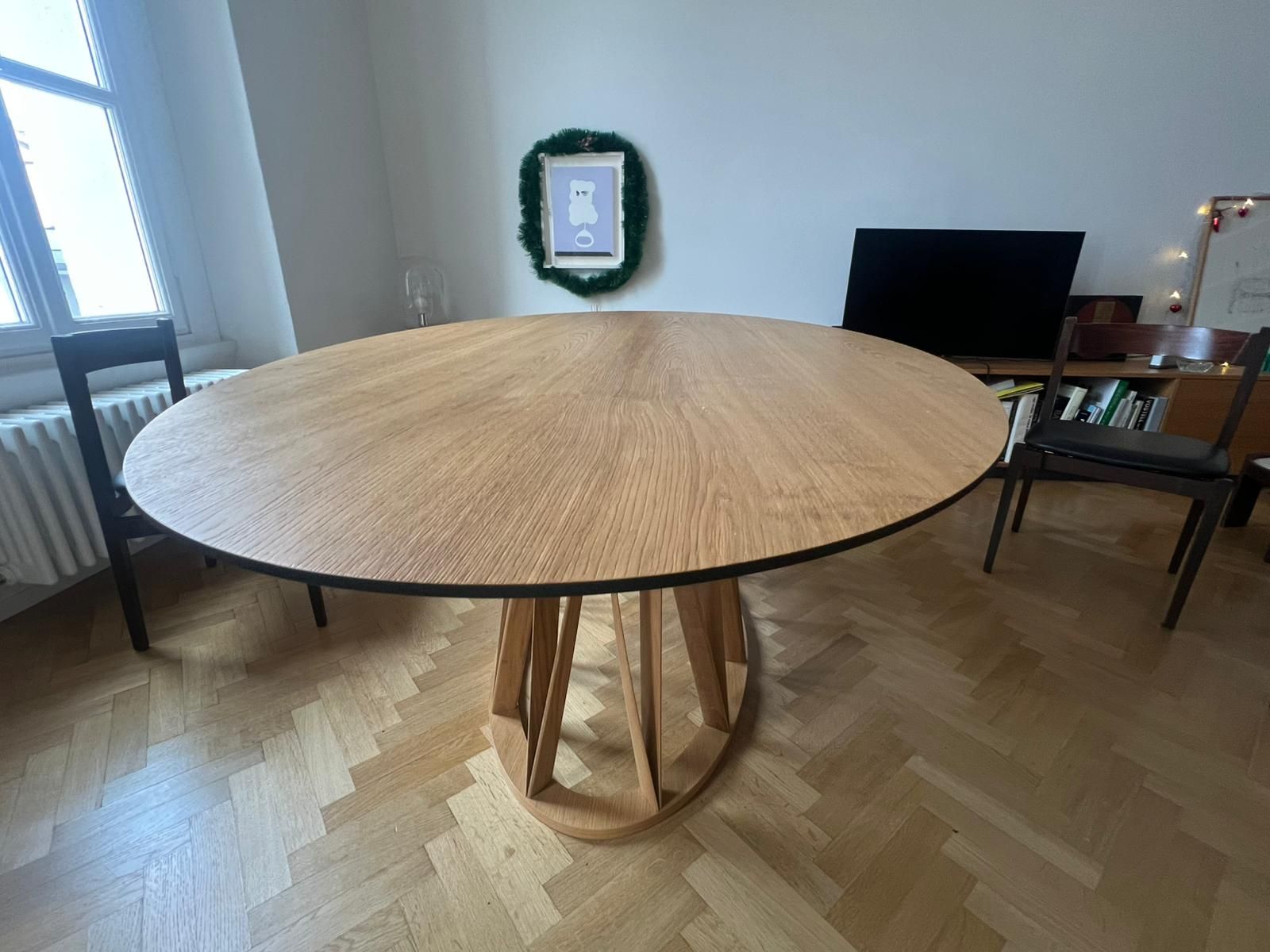 Tavolo ovale Acco in legno di rovere di Florian Schmidt Front