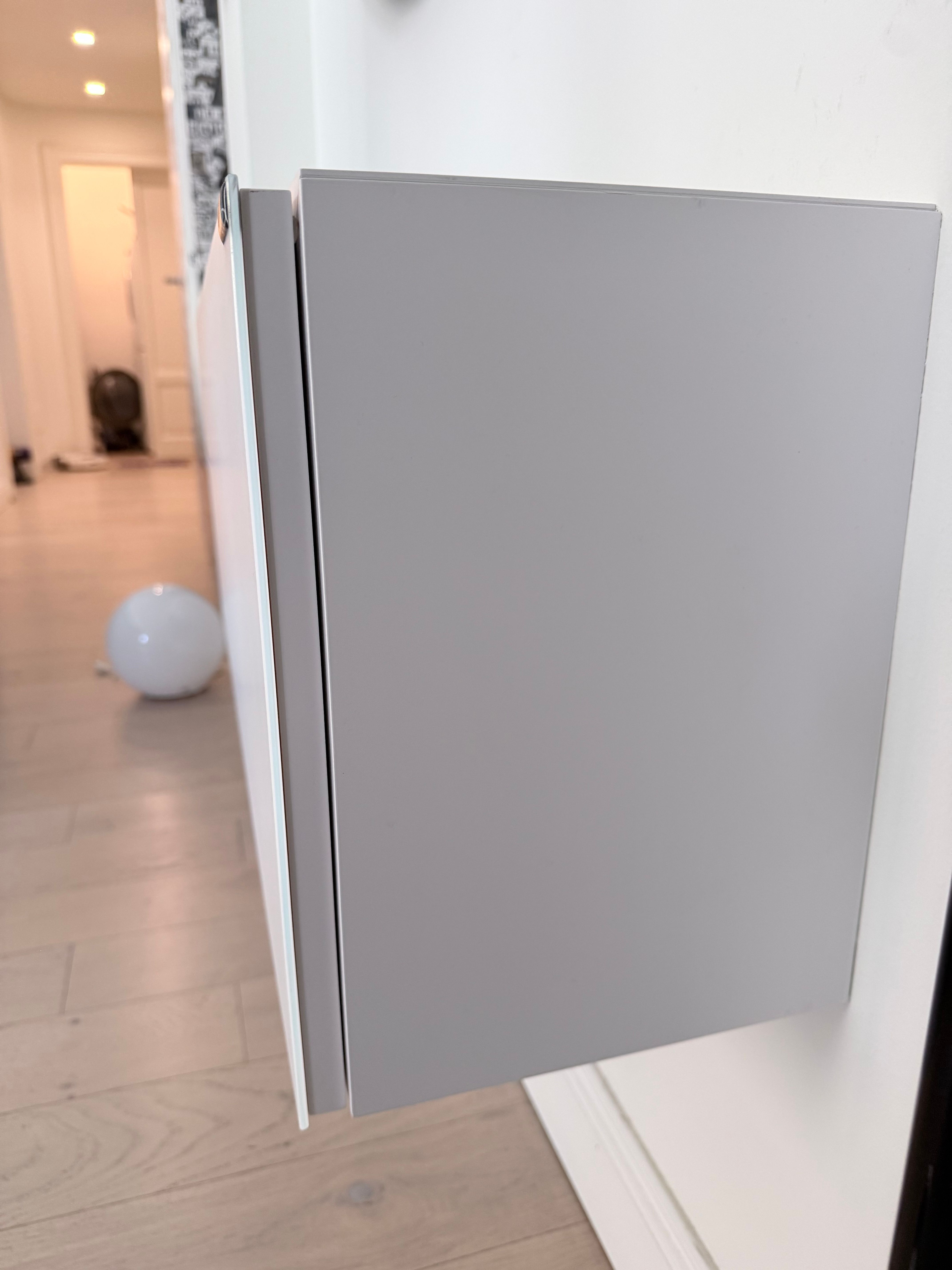 Meuble de rangement suspendu blanc et bleu Side