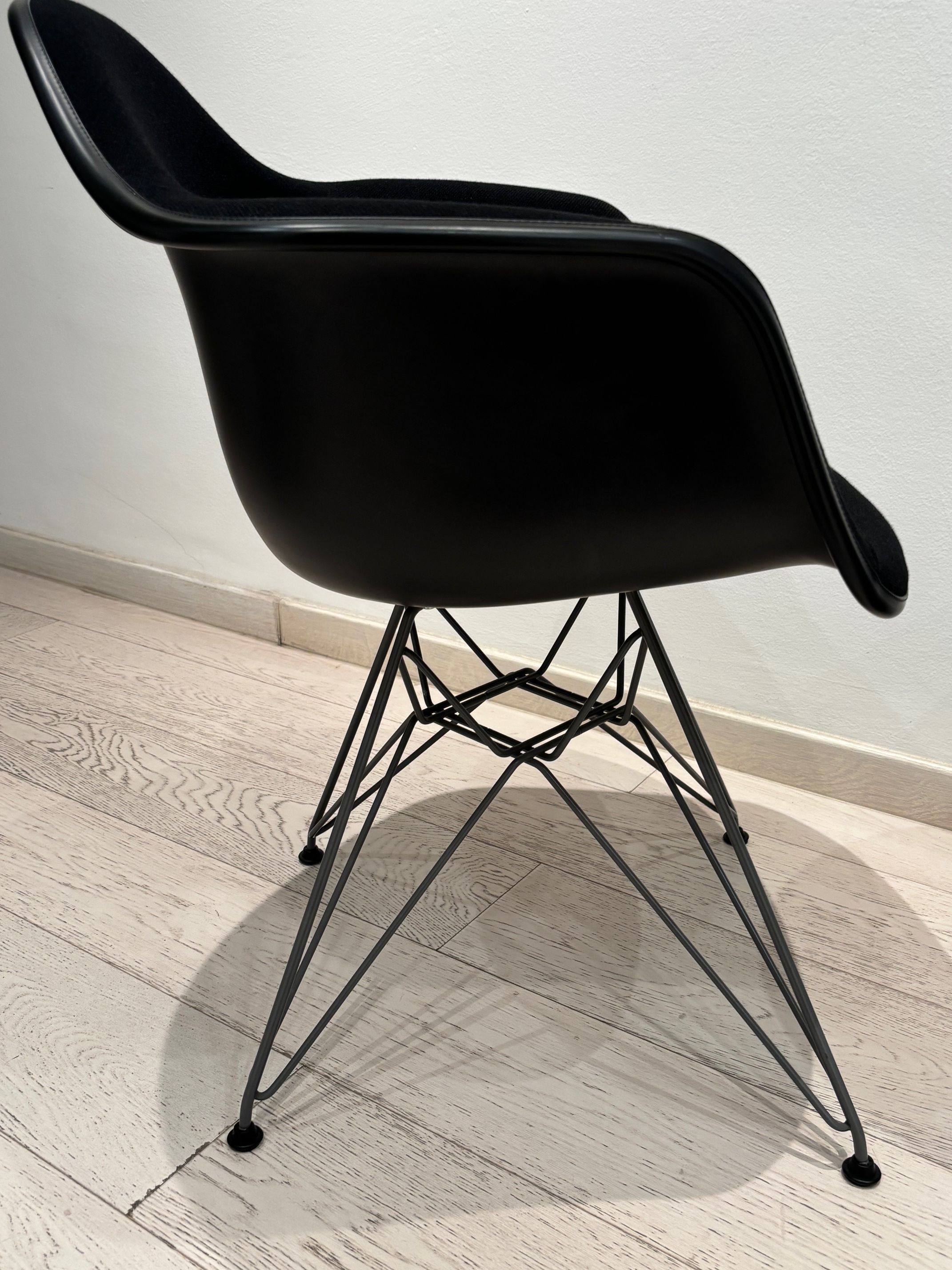 Fauteuil Dar de Charles et Ray Eames Side