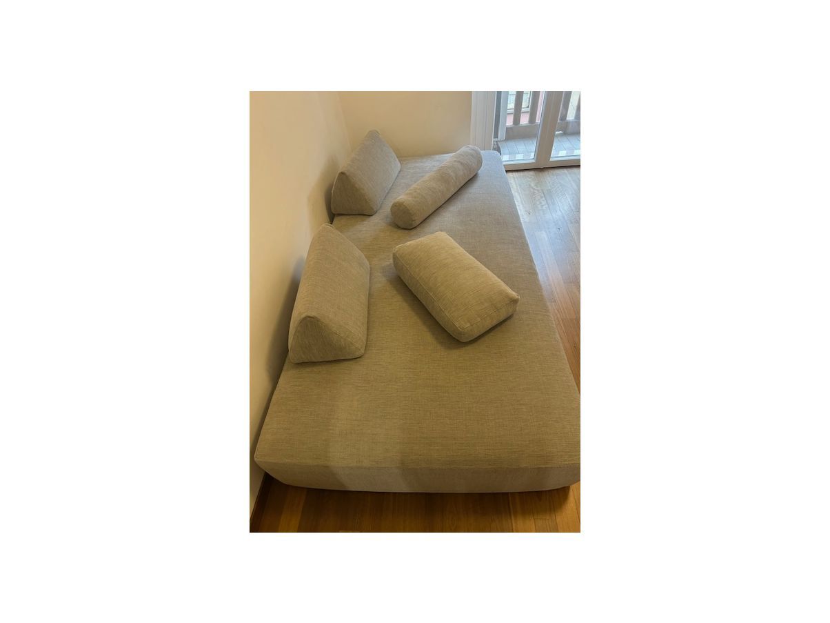 Divano bifacciale Sherazade di Francesco Binafrè Defects