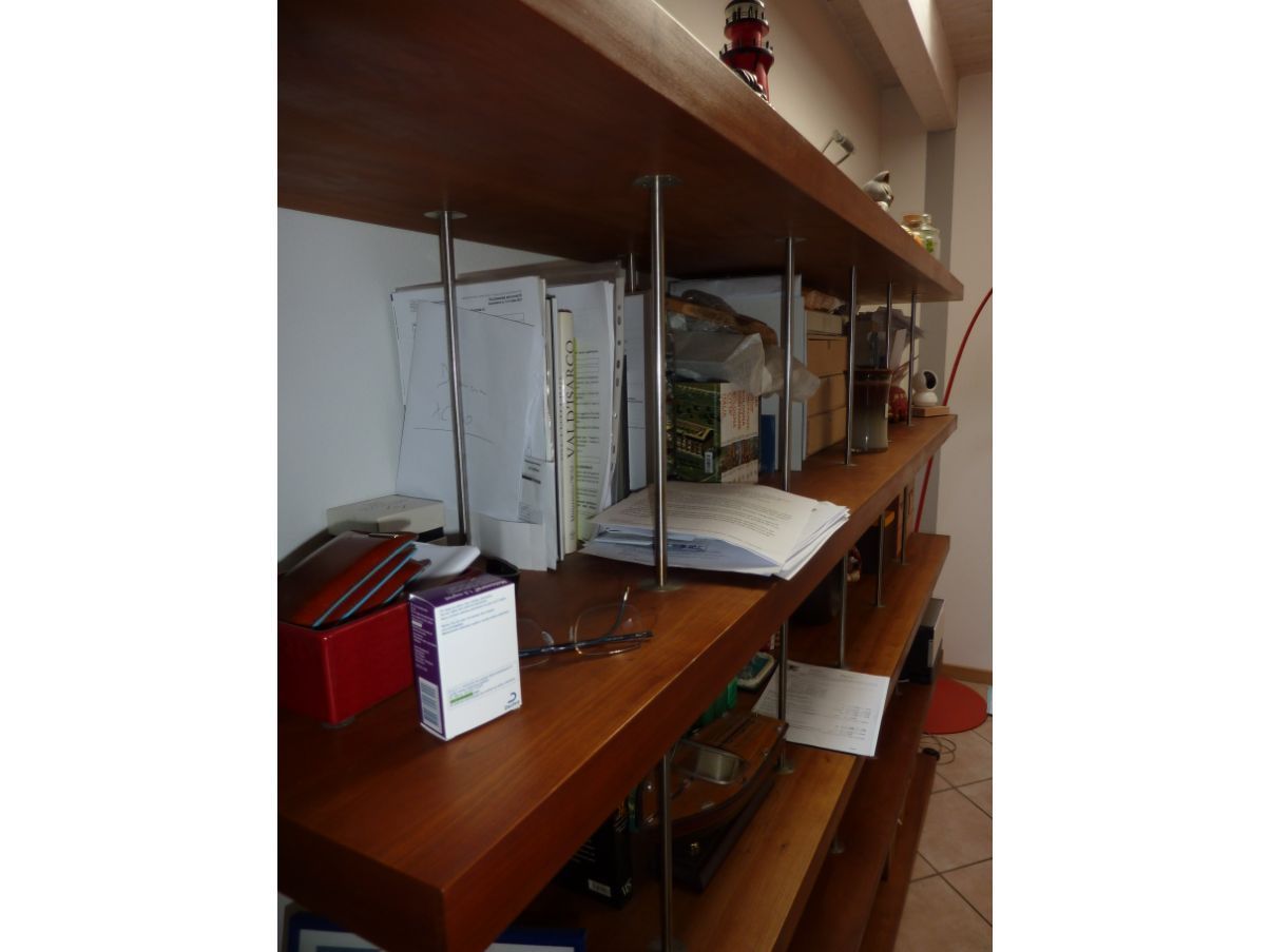 Libreria vintage in legno di ciliegio e acciaio 5