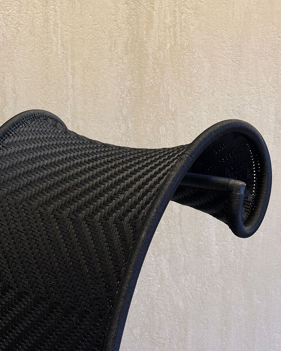 Hochlehner Stuhl Sunny M'Afrique aus schwarzem Stoff Side