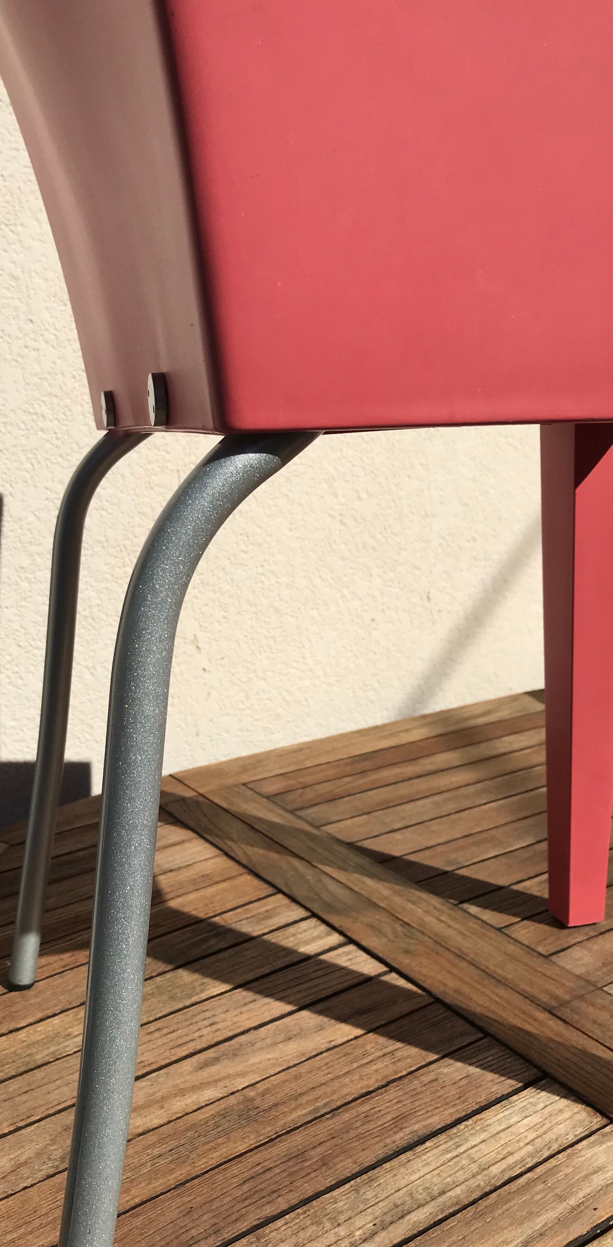 Poltroncina Super Glob rossa di Philippe Starck (anni '90), Kartell Defects