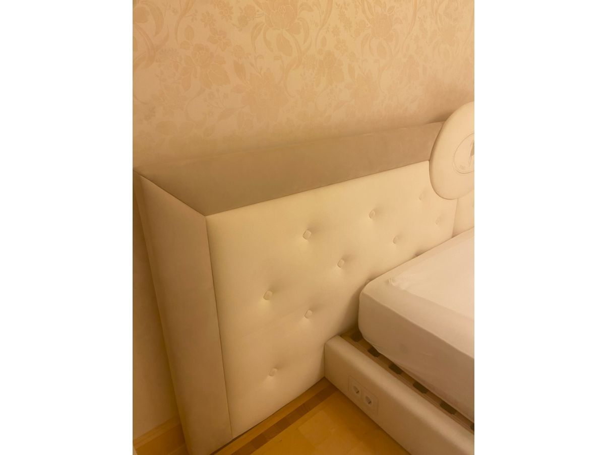 Letto matrimoniale con testata Cameo 2 in pelle e tessuto, Fendi  Front