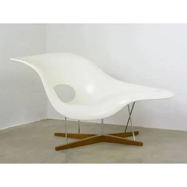 La Chaise lounge armchair Design Charles & Ray Eames, Vitra image