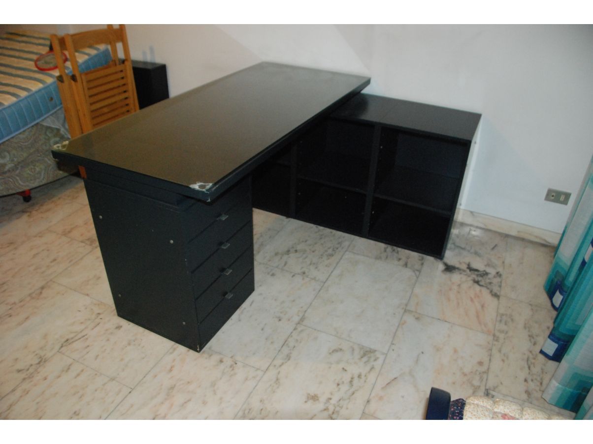 Set scrivania grafite e sedia da gamer blu e grigio chiaro