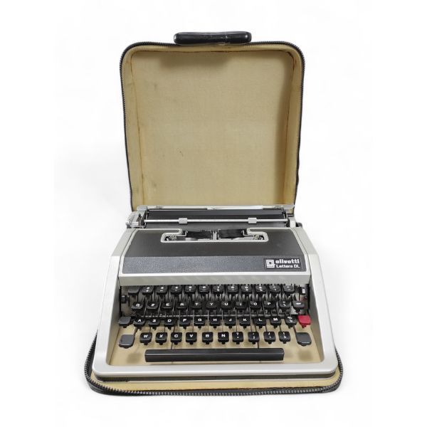Lettera DL typewriter, Olivetti image