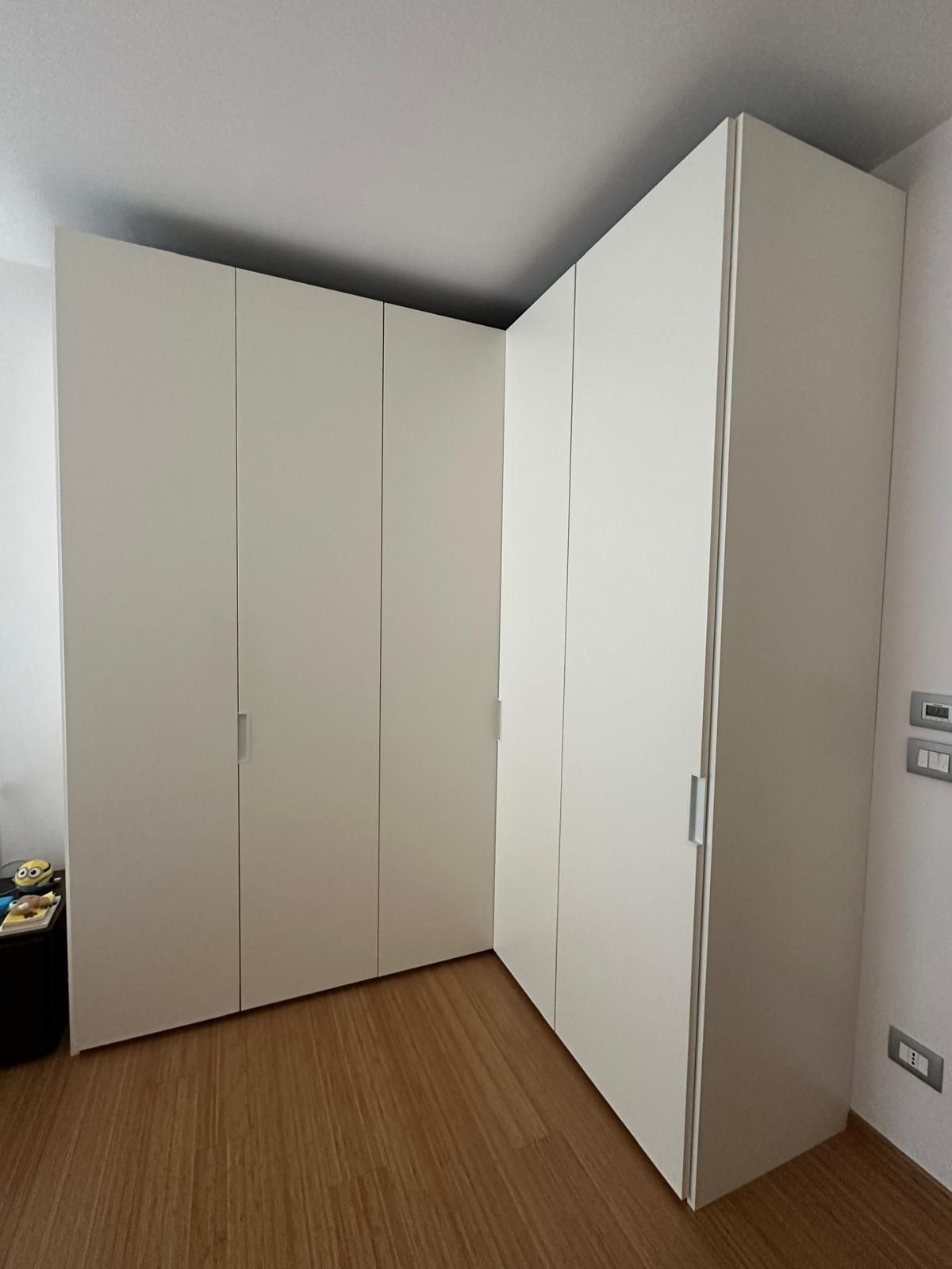 Eckkleiderschrank mit LED-Beleuchtung in mattem Creme-Lack Main