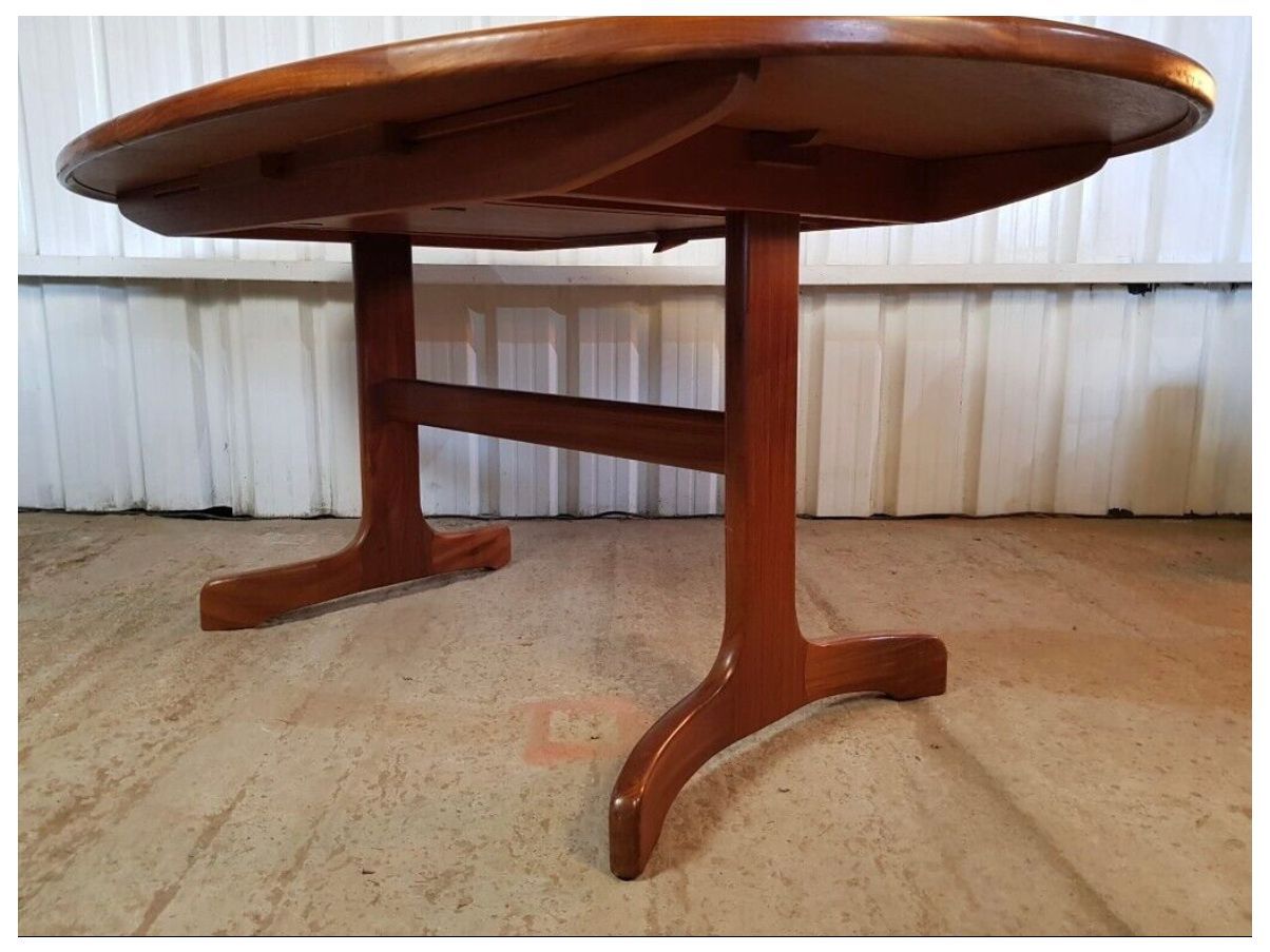 Ovaler Vintage-Esstisch aus Teakholz (60er Jahre) Side
