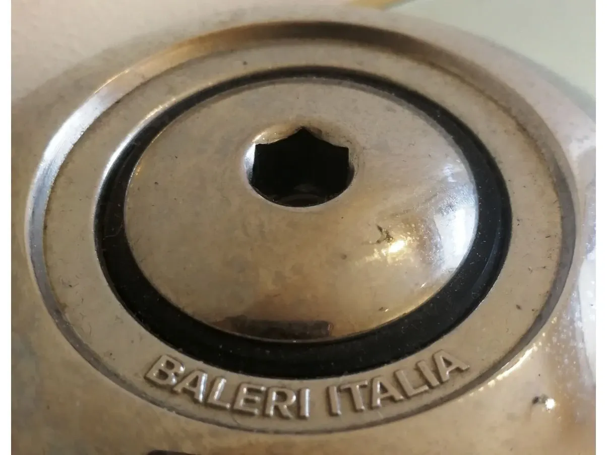 Tavolo triangolare in cristallo e acciaio, Baleri Italia 1
