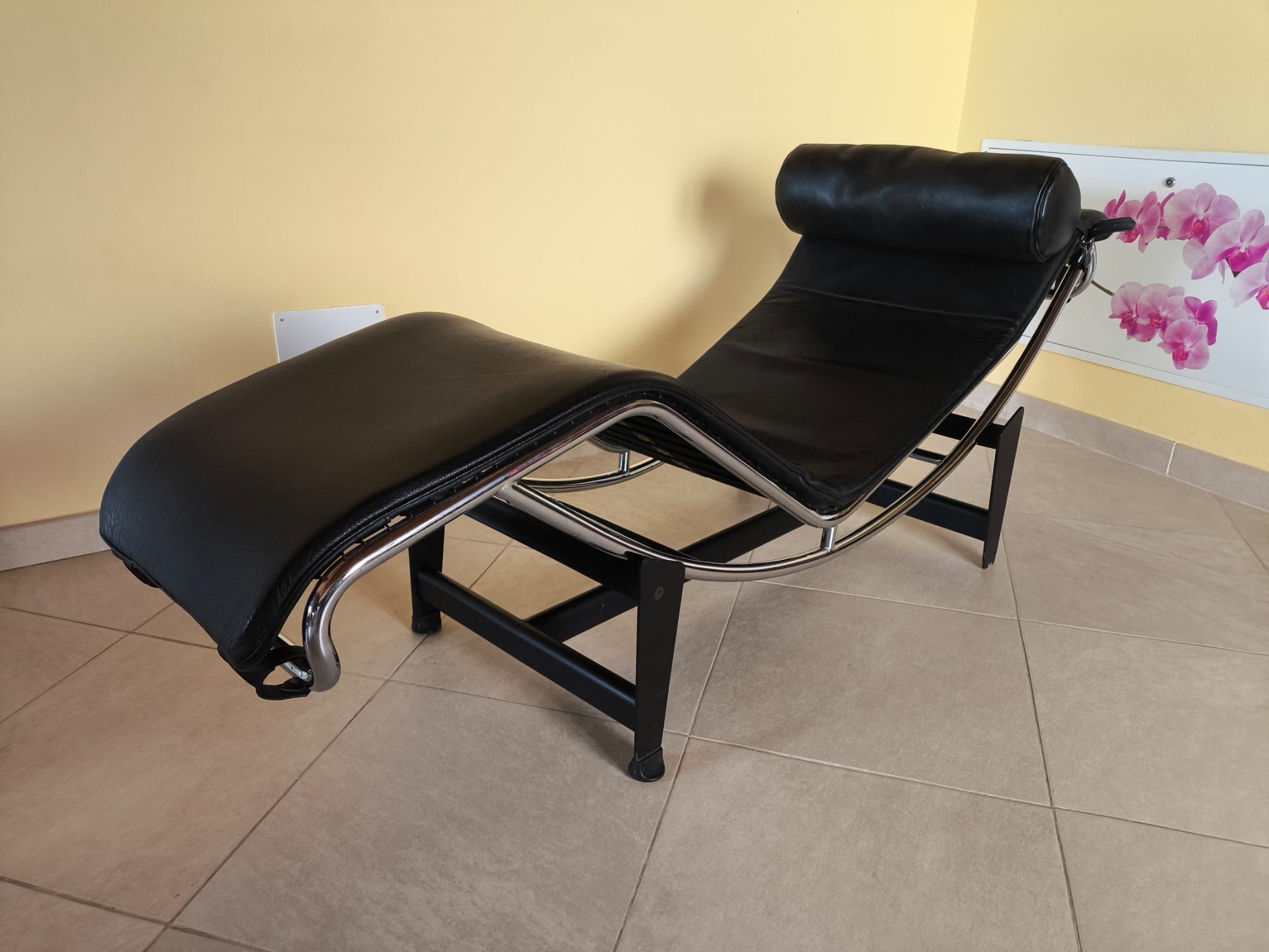 Chaise longue LC4 in pelle nera di Le Corbusier Main