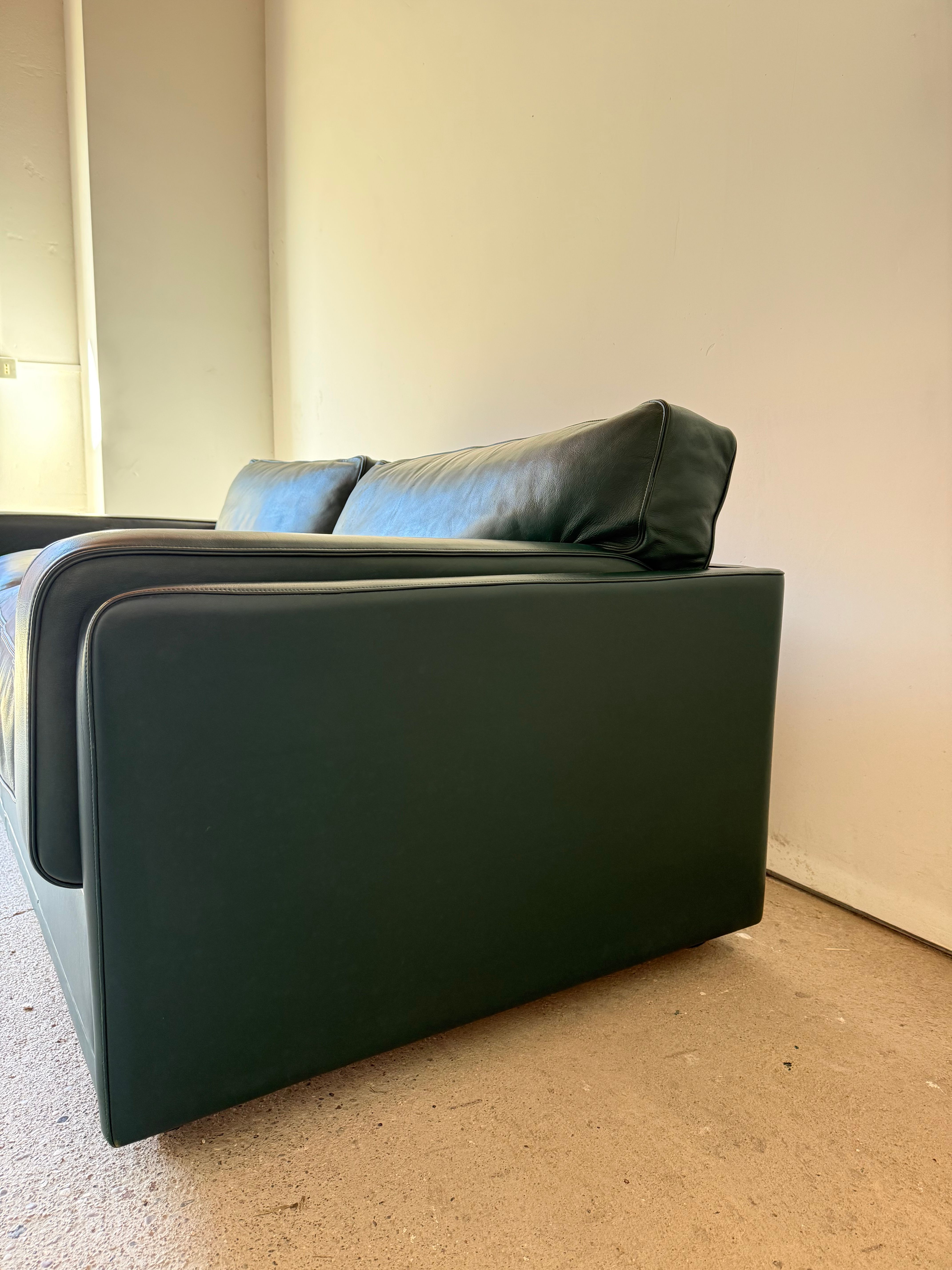 Divano 2 posti in pelle verde di Tito Agnoli  Optional9