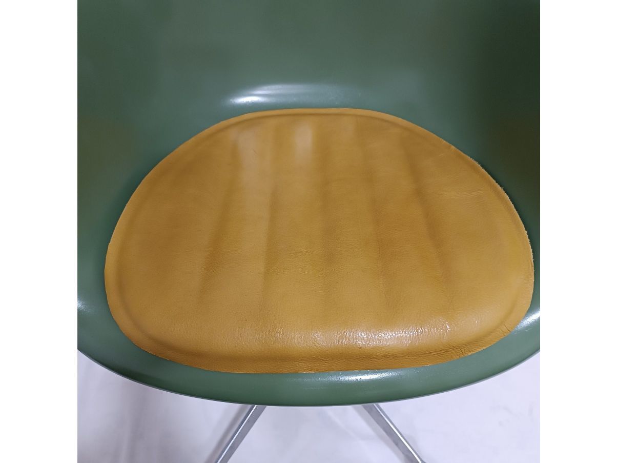 eames-chair-326004-3.jpg side-image