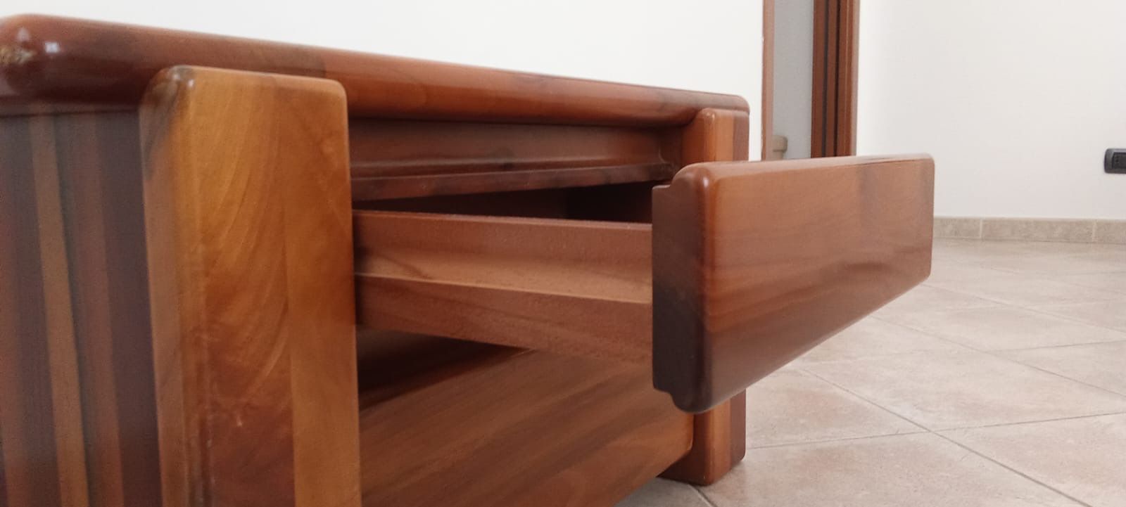 Pair of walnut bedside tables (70s), Front