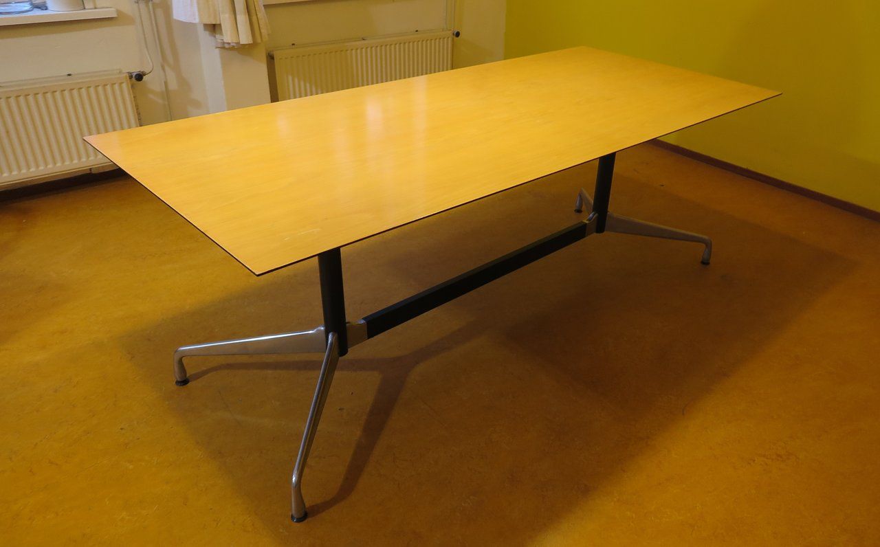 Segmented table by Charles & Ray Eames Front