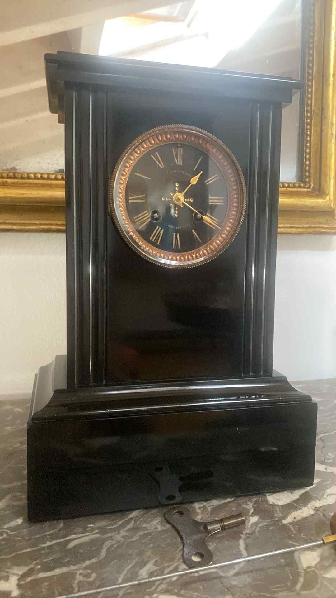 Schwarze Marmor Tischuhr Defects