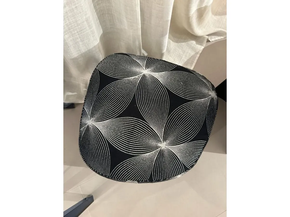 Pouf Pierre in tessuto nero, Flou 2