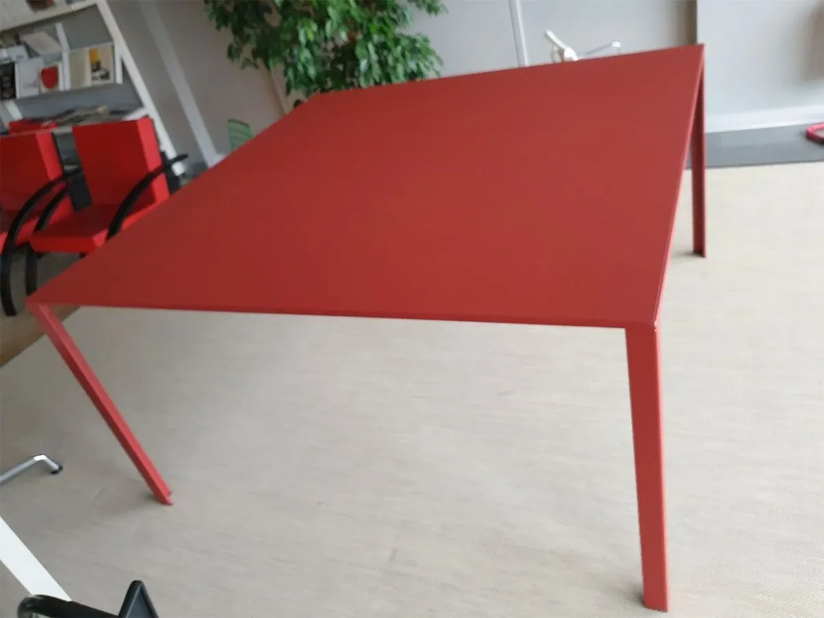 Quadratischer Aluminiumtisch LessLess Color (rot) 1