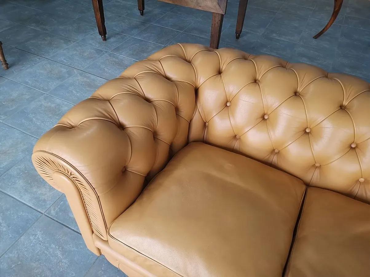 Chesterfield Sofa 2-Sitzer mit Knopfheftung (beige) 7