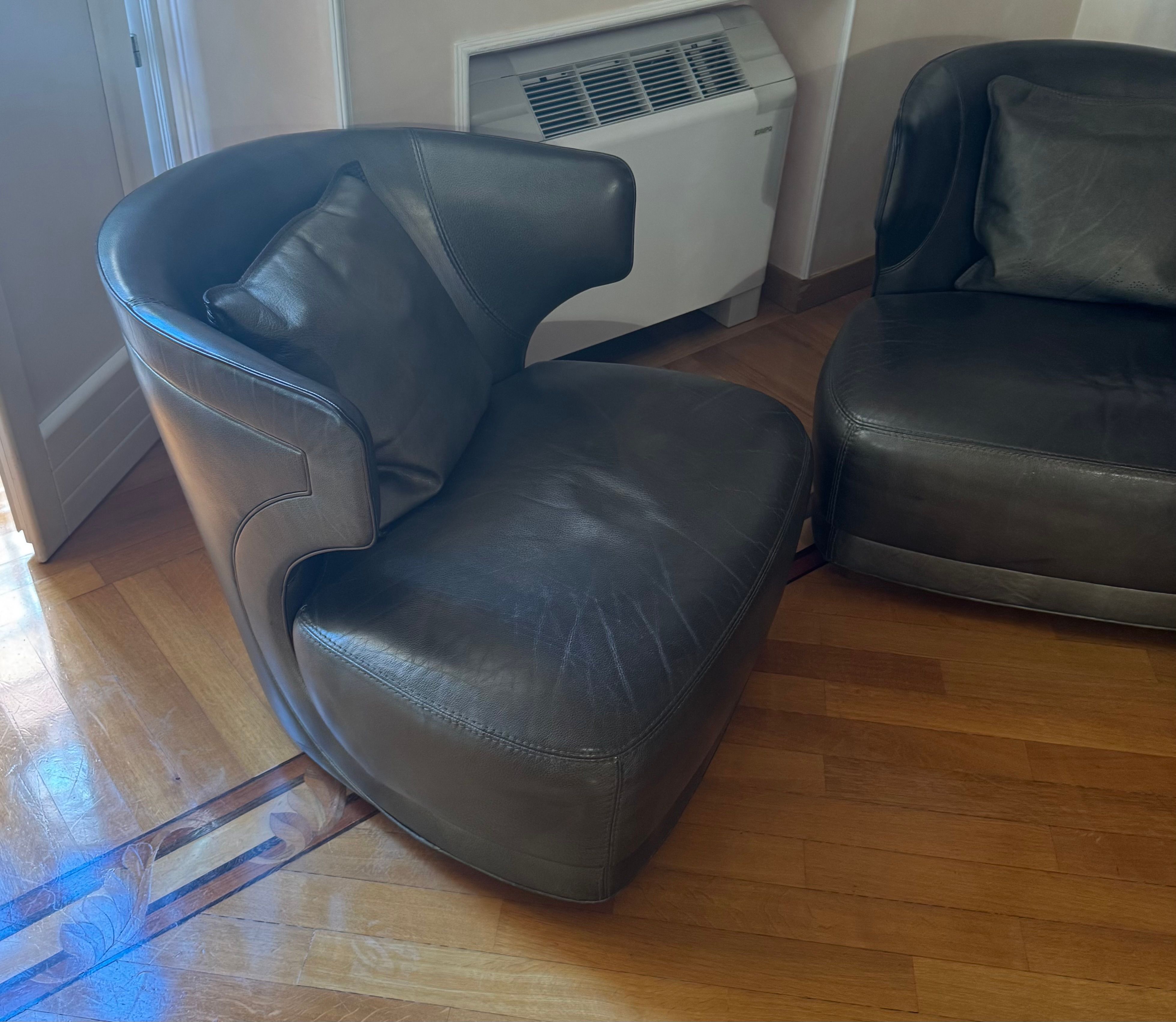 Poltrona Anais rivestita in pelle Side