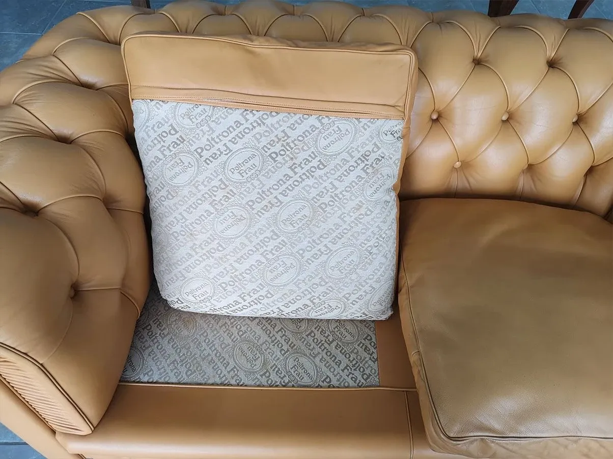 Chesterfield Sofa 2-Sitzer mit Knopfheftung (beige) 4