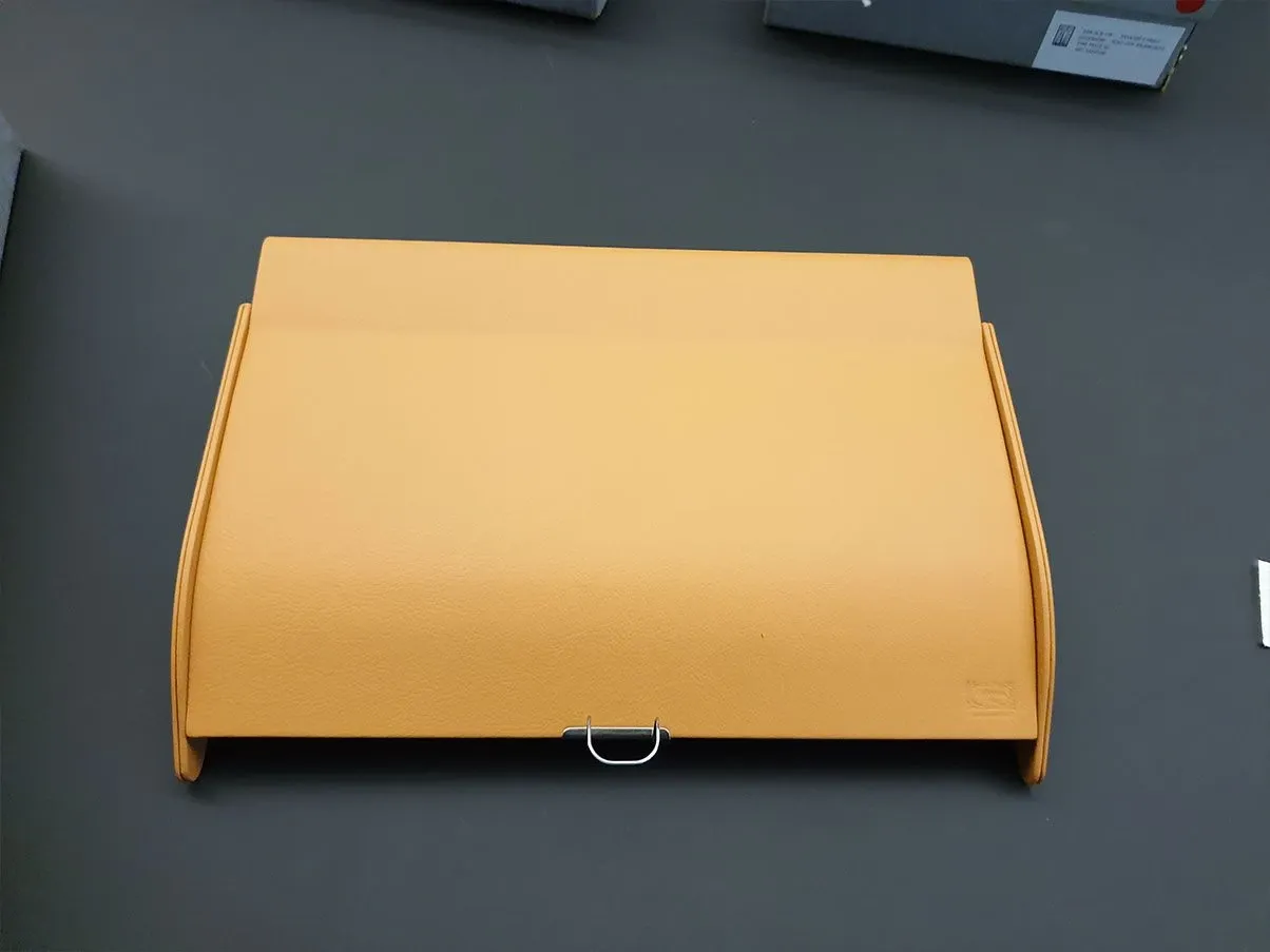 Box with lid covered in leather (beige), Poltrona Frau 