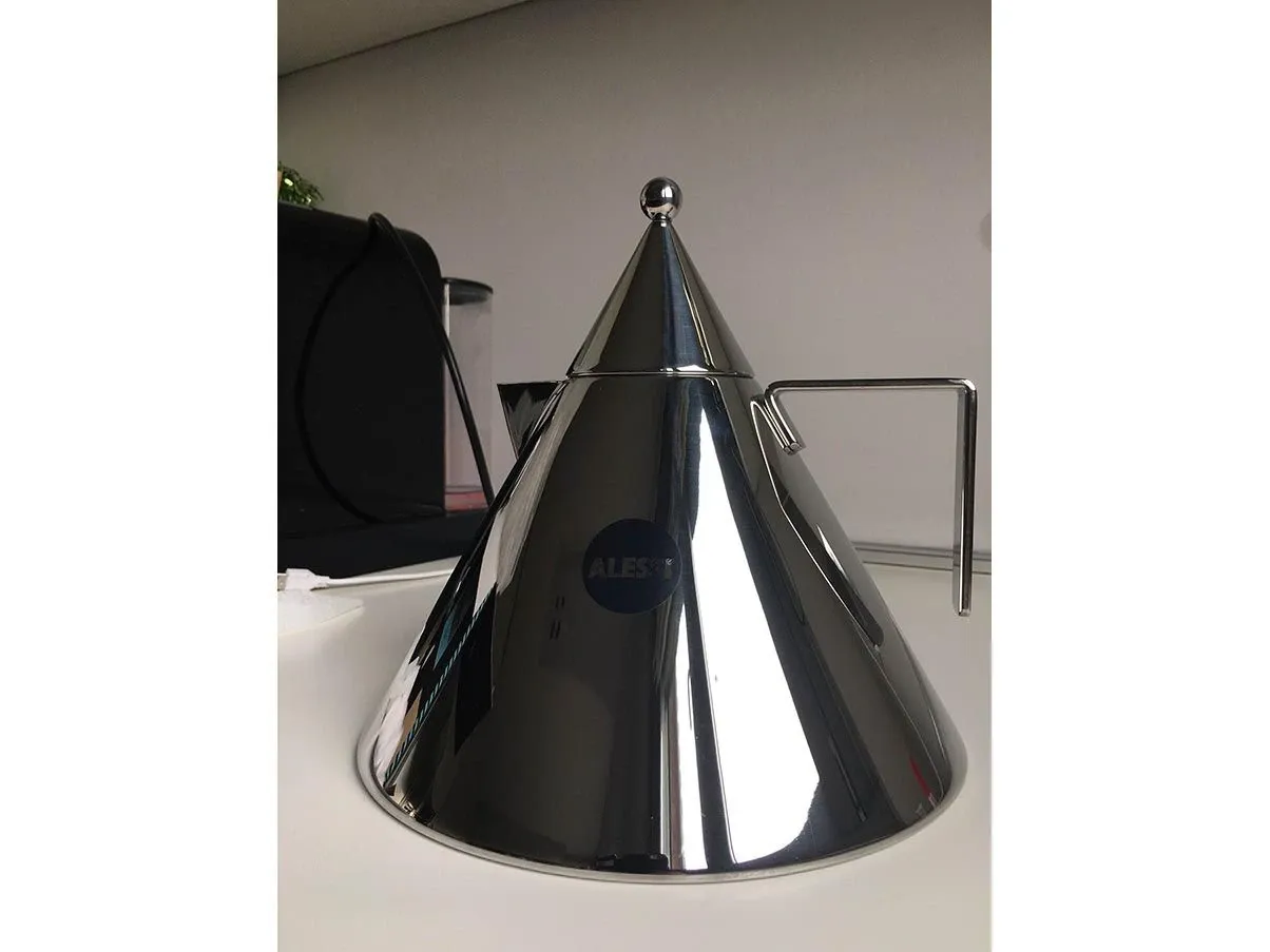 Bollitore Il conico di Aldo Rossi in acciaio inox, Alessi 2