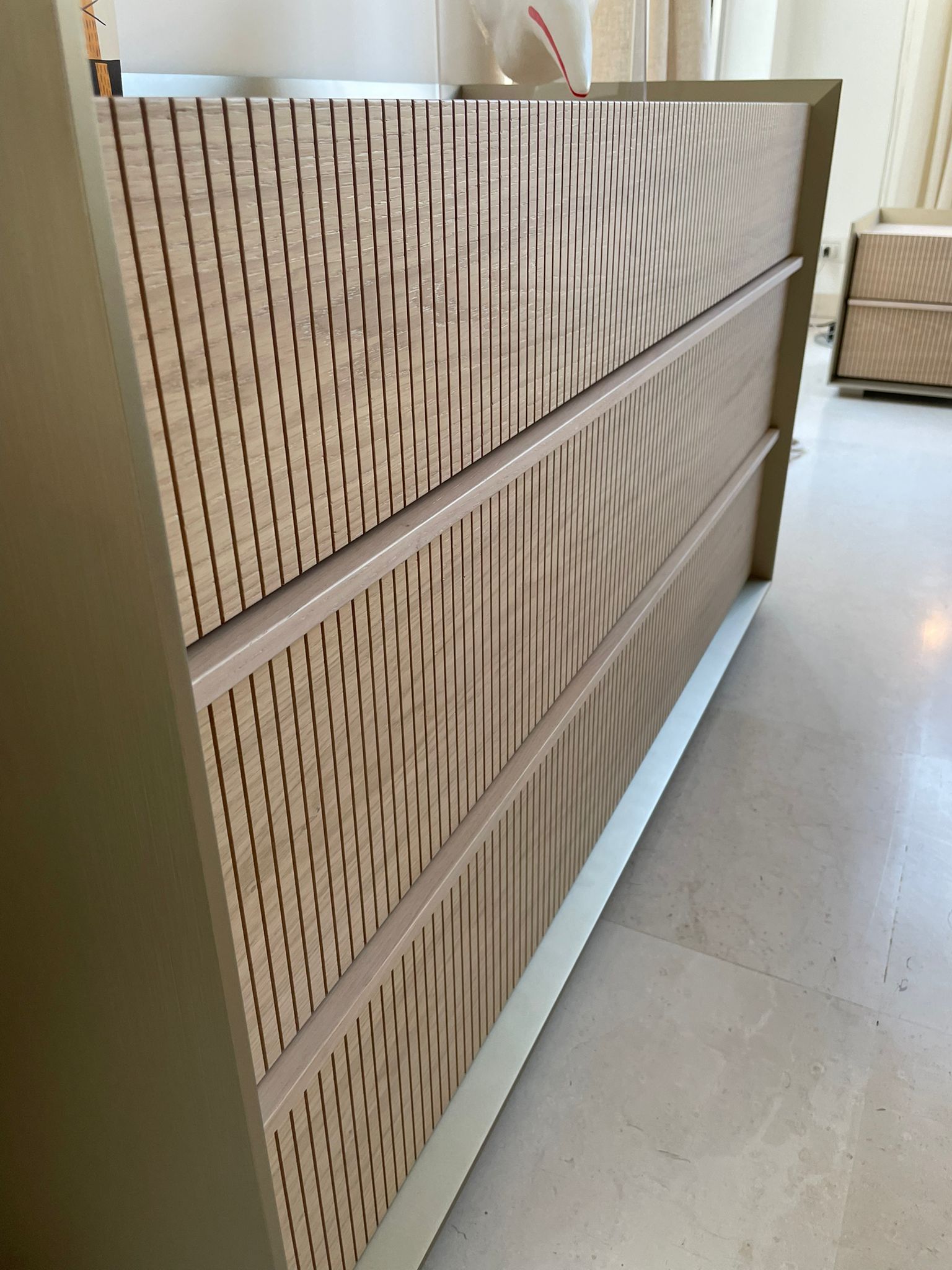 Set of 2 bedside tables and chest of drawers in champagne-coloured wood, Olivieri  Details