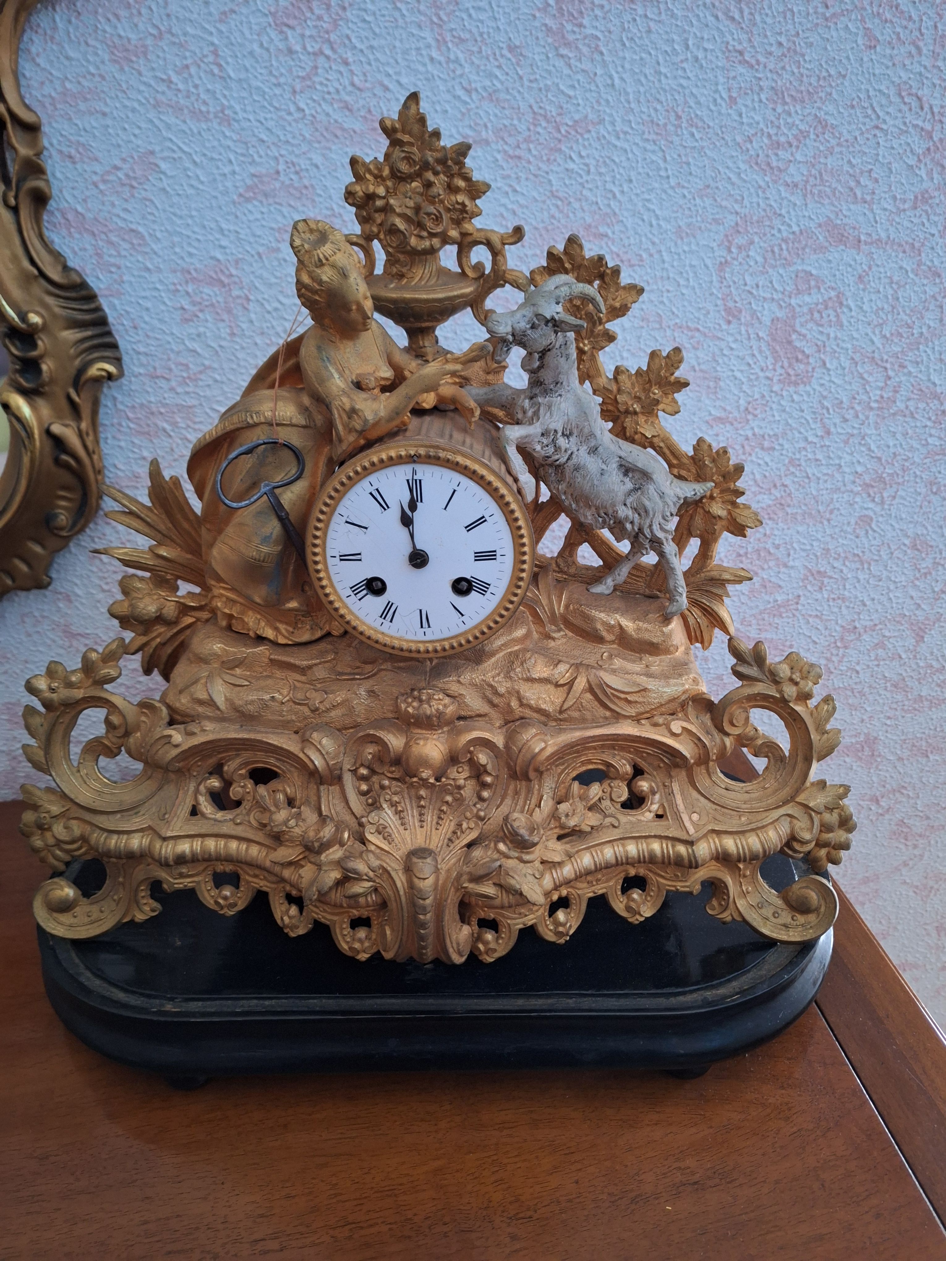 Pendule de table en métal (XIXe siècle) Main