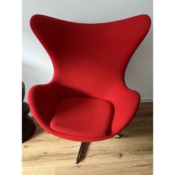 Egg Chair armchair in red fabric by Arne Jacobsen, Fritz Hansen image