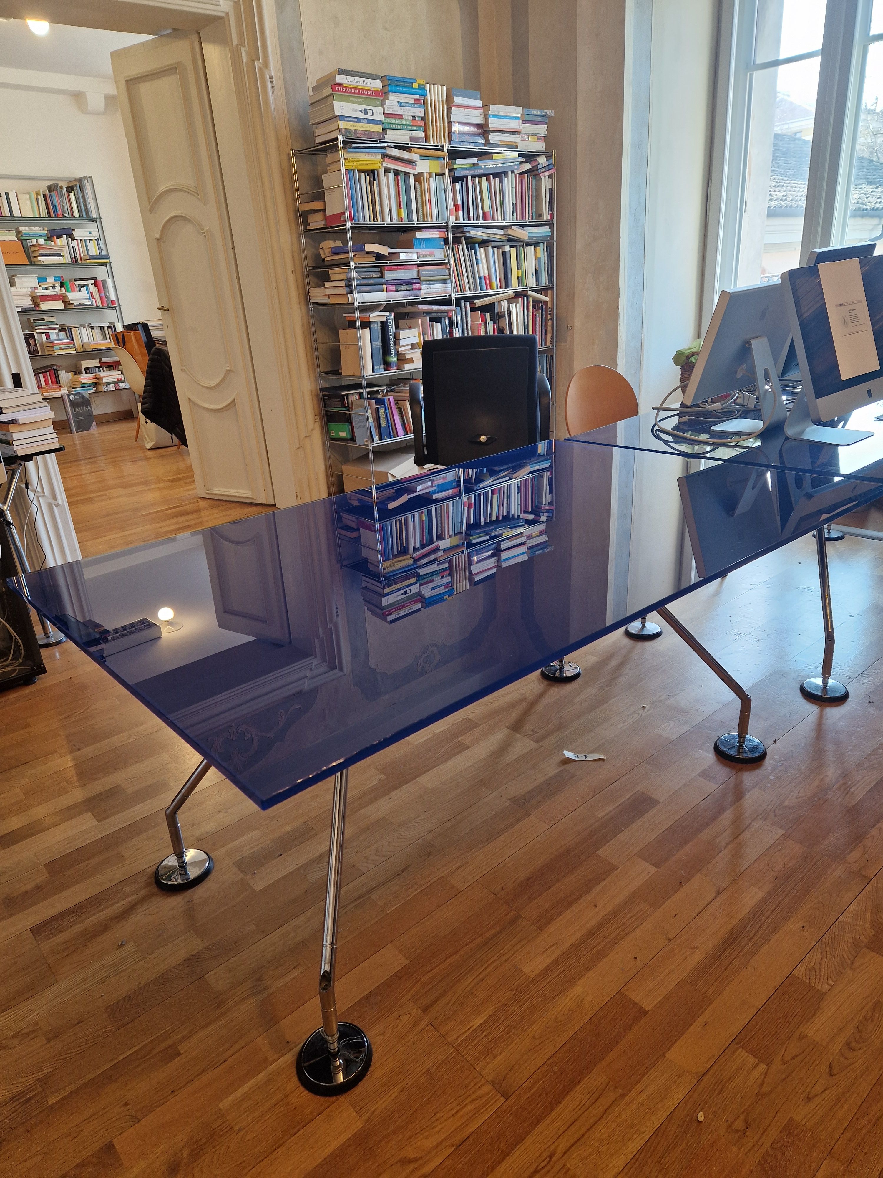 Tavolo rettangolare Nomos colore blu di Norman Foster Main