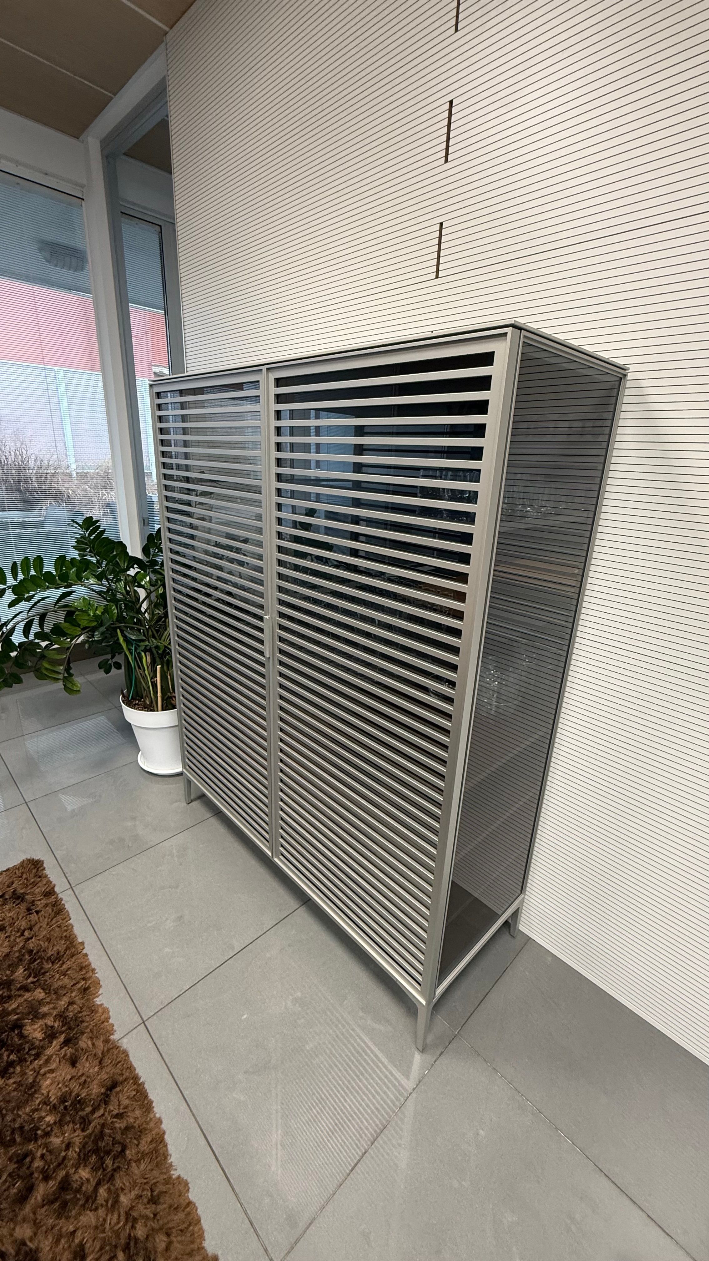 Mobile bar con frigo Alambra in vetro fumé e alluminio Defects