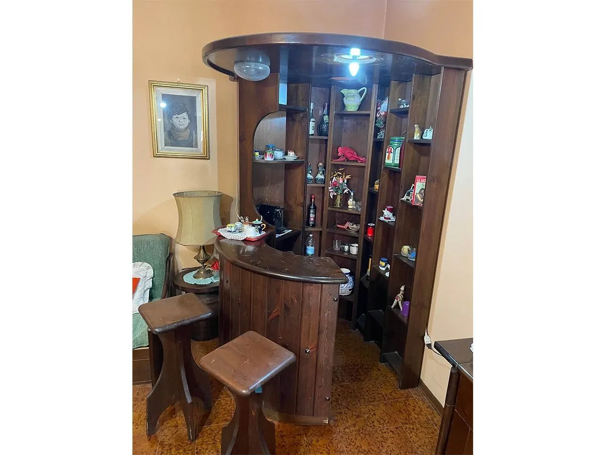 Mobile bar vintage ad angolo con 2 sgabelli in legno 
