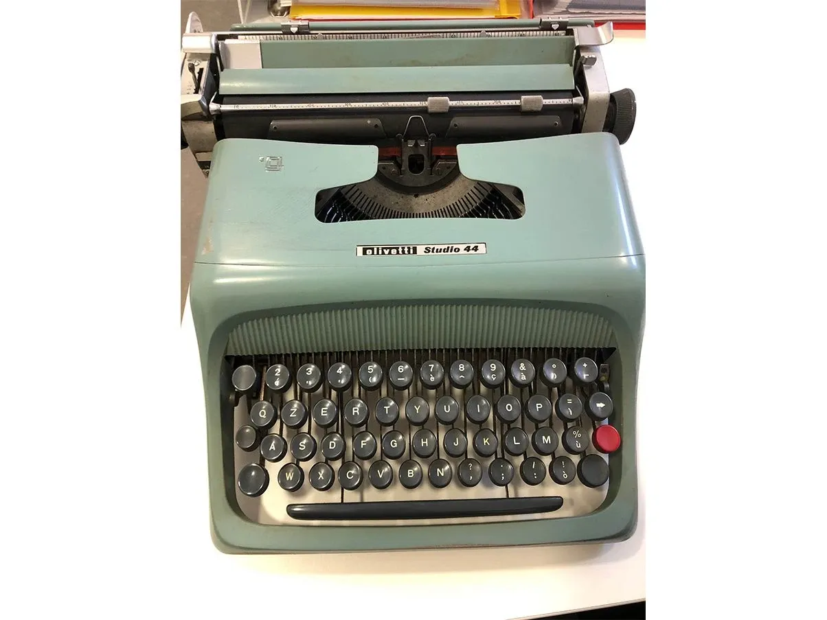 Vintage typewriter (green), Olivetti Synthesis 2
