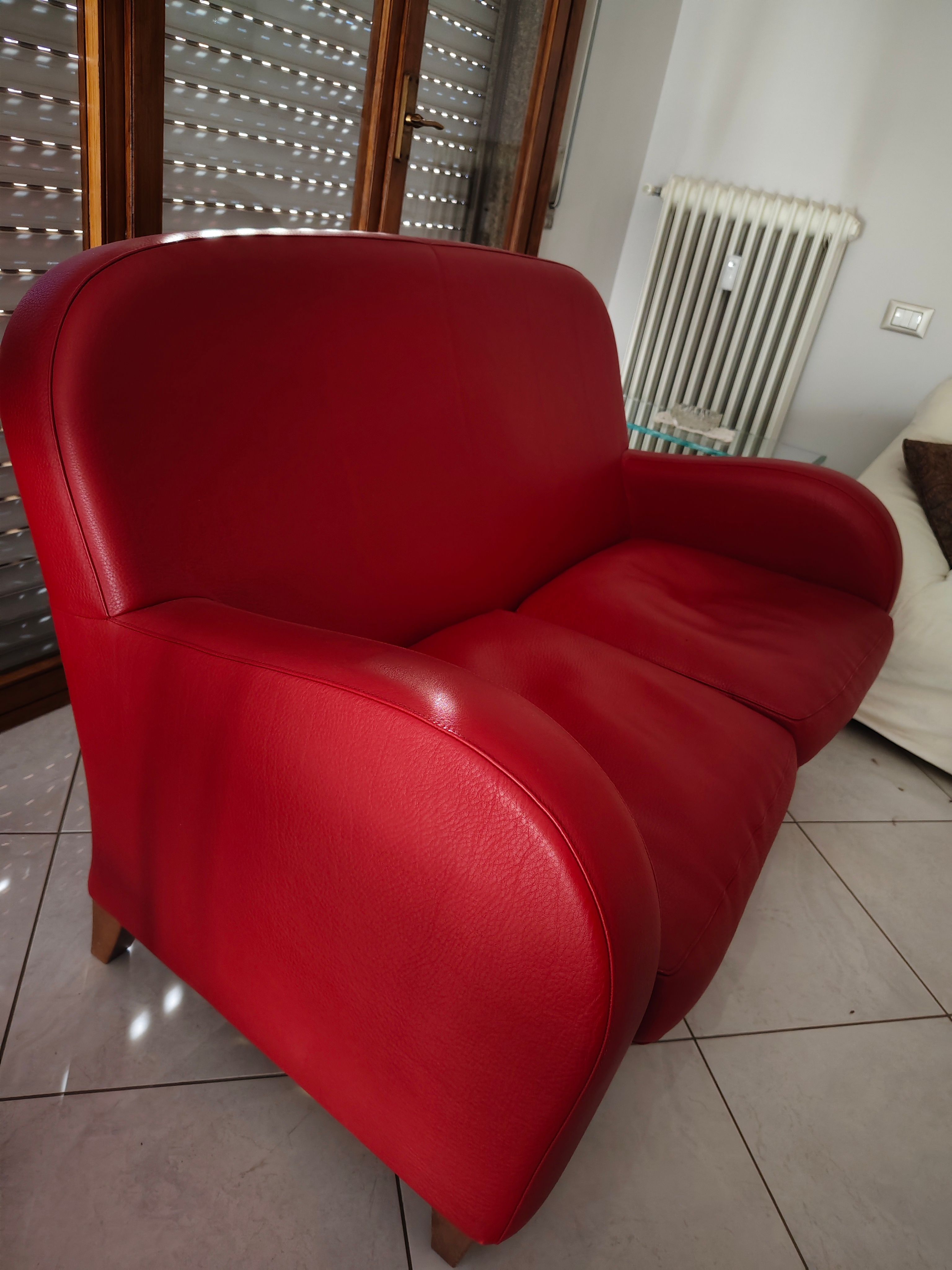 2-Sitzer Sofa Daisy aus rotem Leder Side