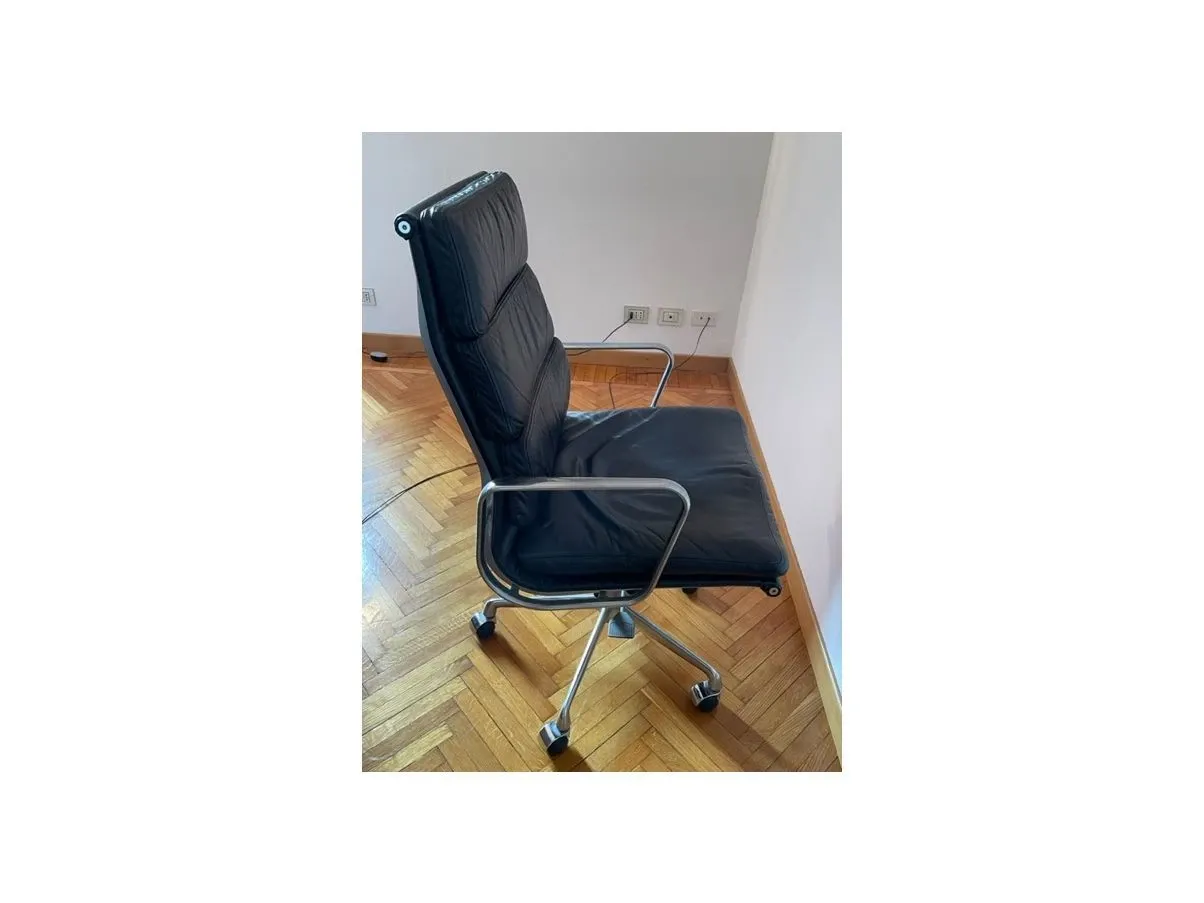 Sedia di Charles Eames in pelle nera, ICF 2