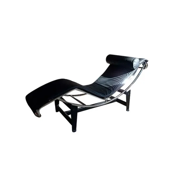 Chaise longue LC4 in pelle nera martellata, Alivar image