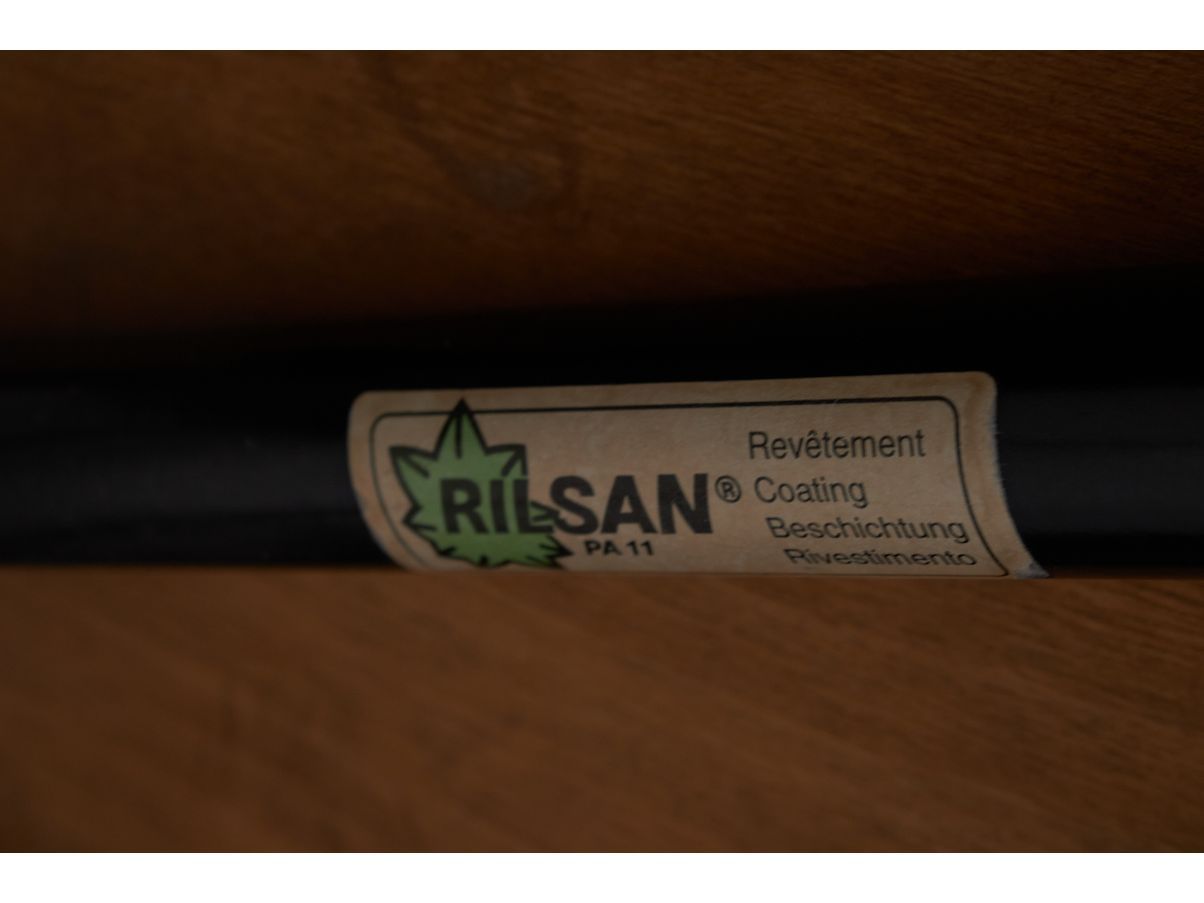 Sedia Postmoderna in metallo nero e legno (anni '80) Details