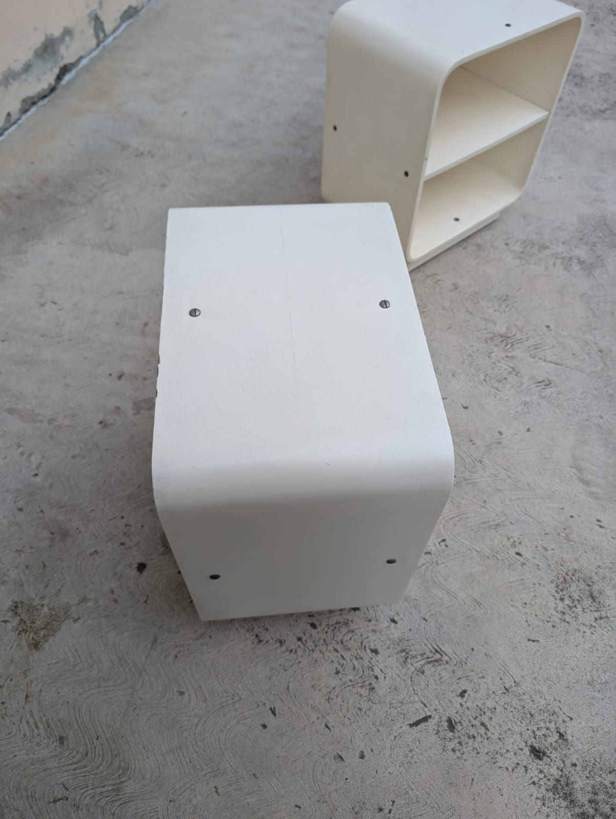 Coppia di comodini in legno laccato bianco di Carlo de Carli (anni '70) Side