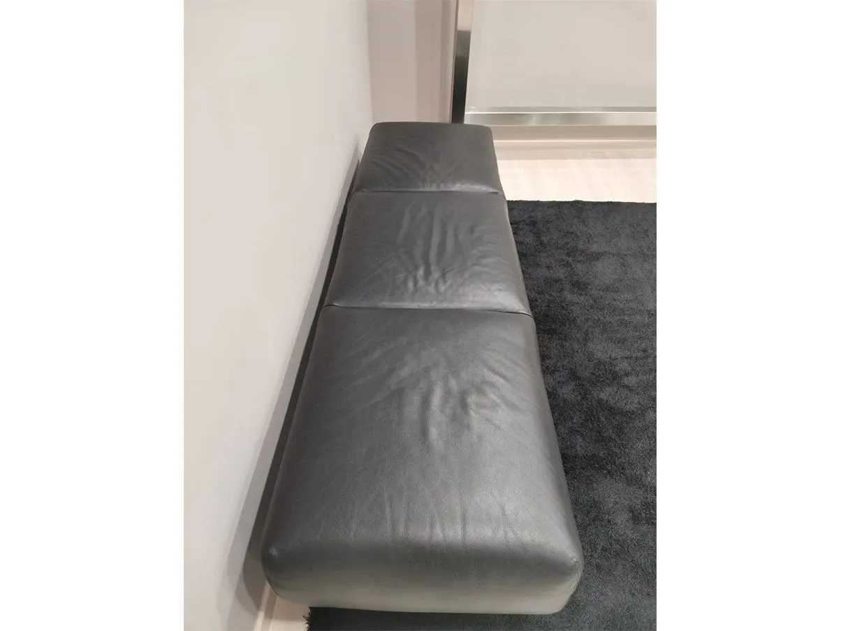 Divano 3 posti base e rivestimento in pelle (nero), Zanotta 1