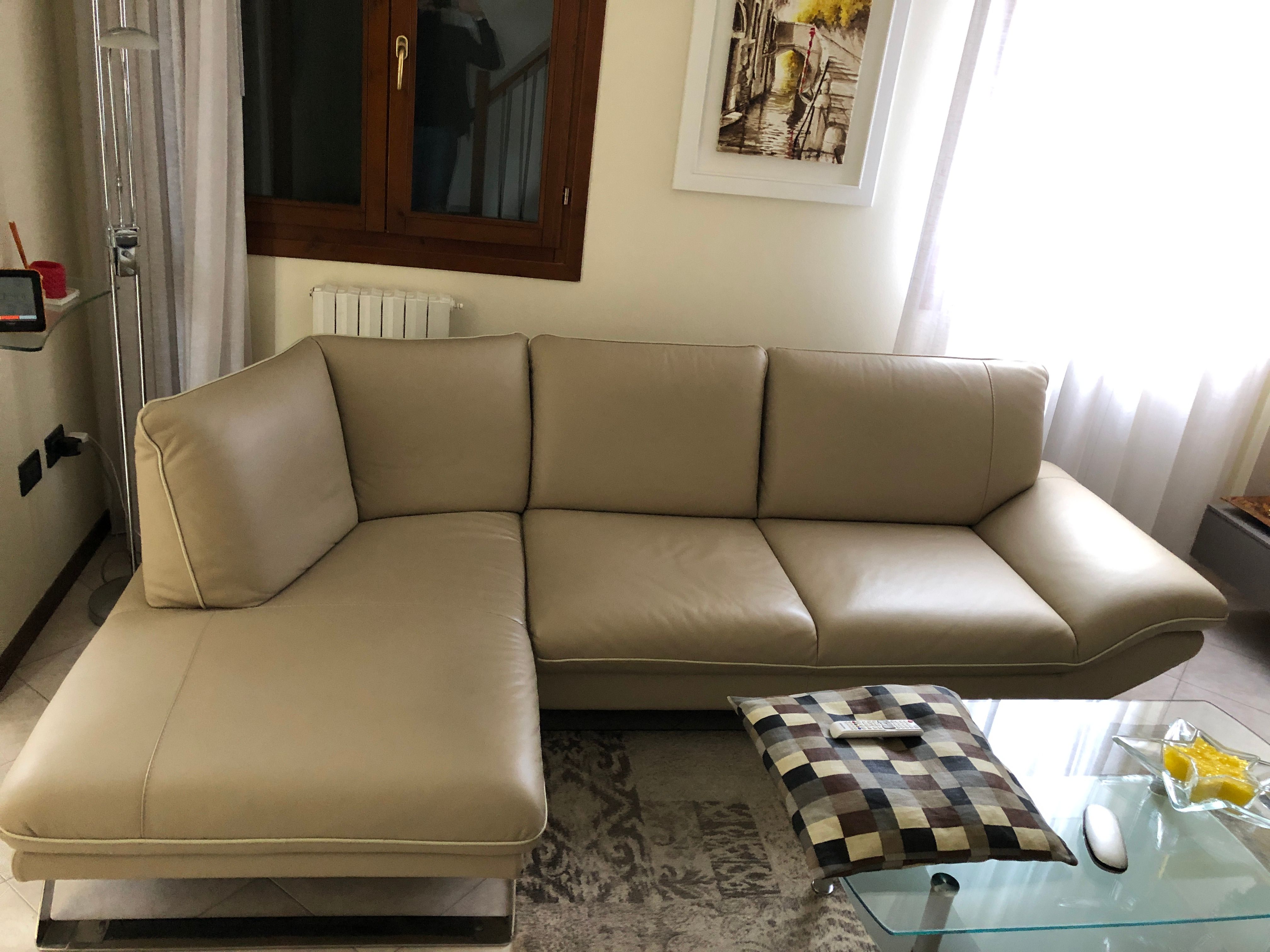 Divano angolare Florence rivestito in pelle beige, Egoitaliano Main