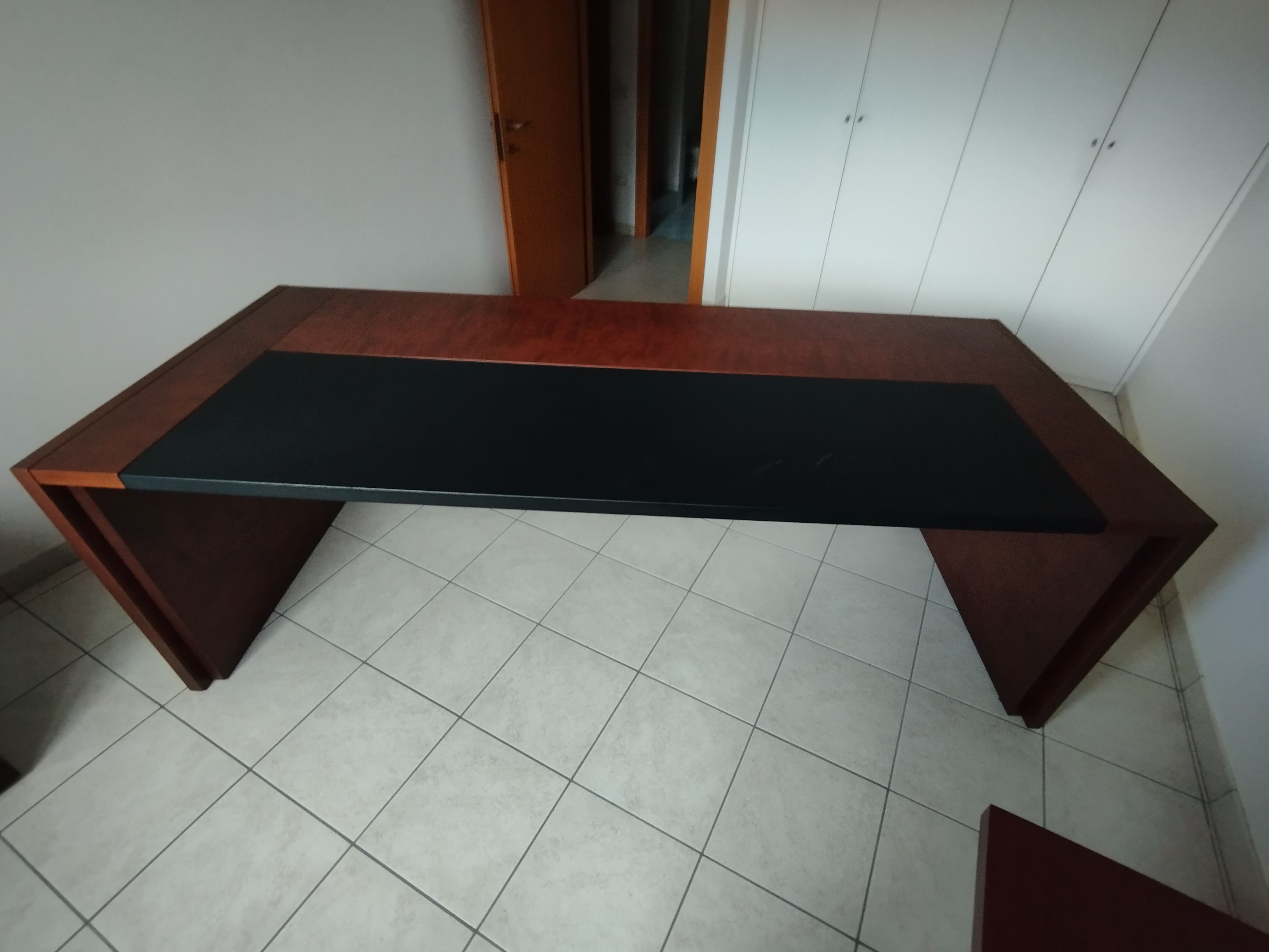 Scrivania vintage in legno verniciato poliestere e pelle Main