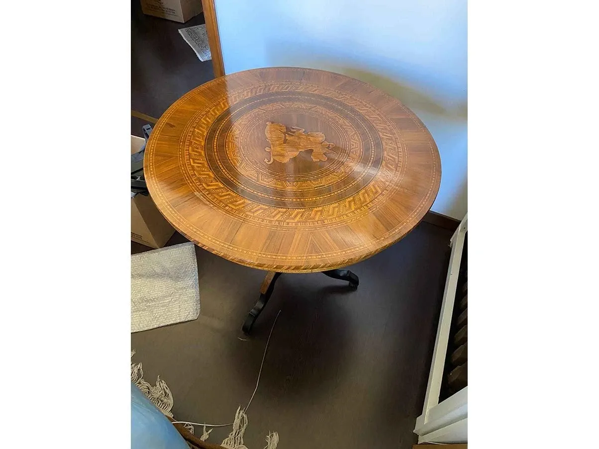 Tavolo rotondo in legno noce intarsiato XIX secolo, 
