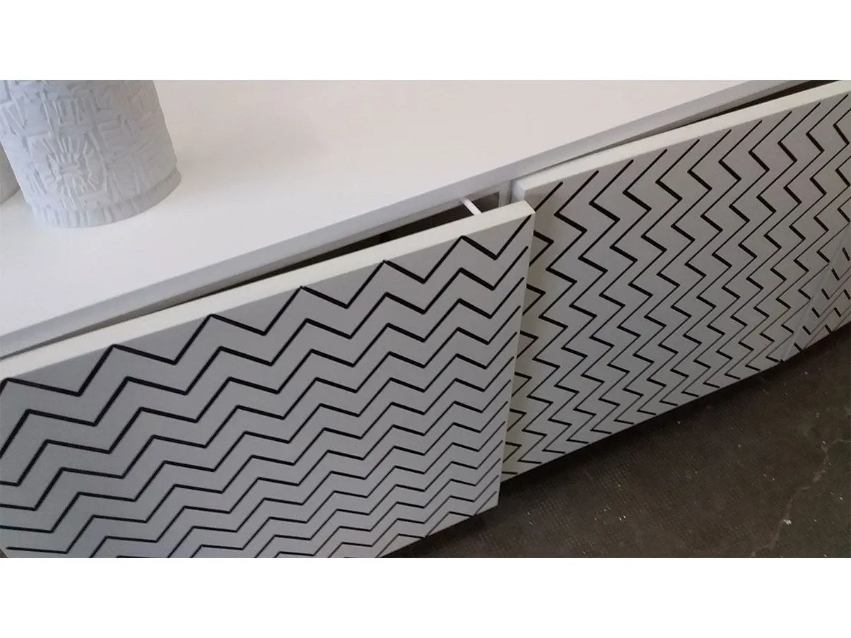 Madia Chevron a 3 ante con decorazione geometrica, Teknodesign 3