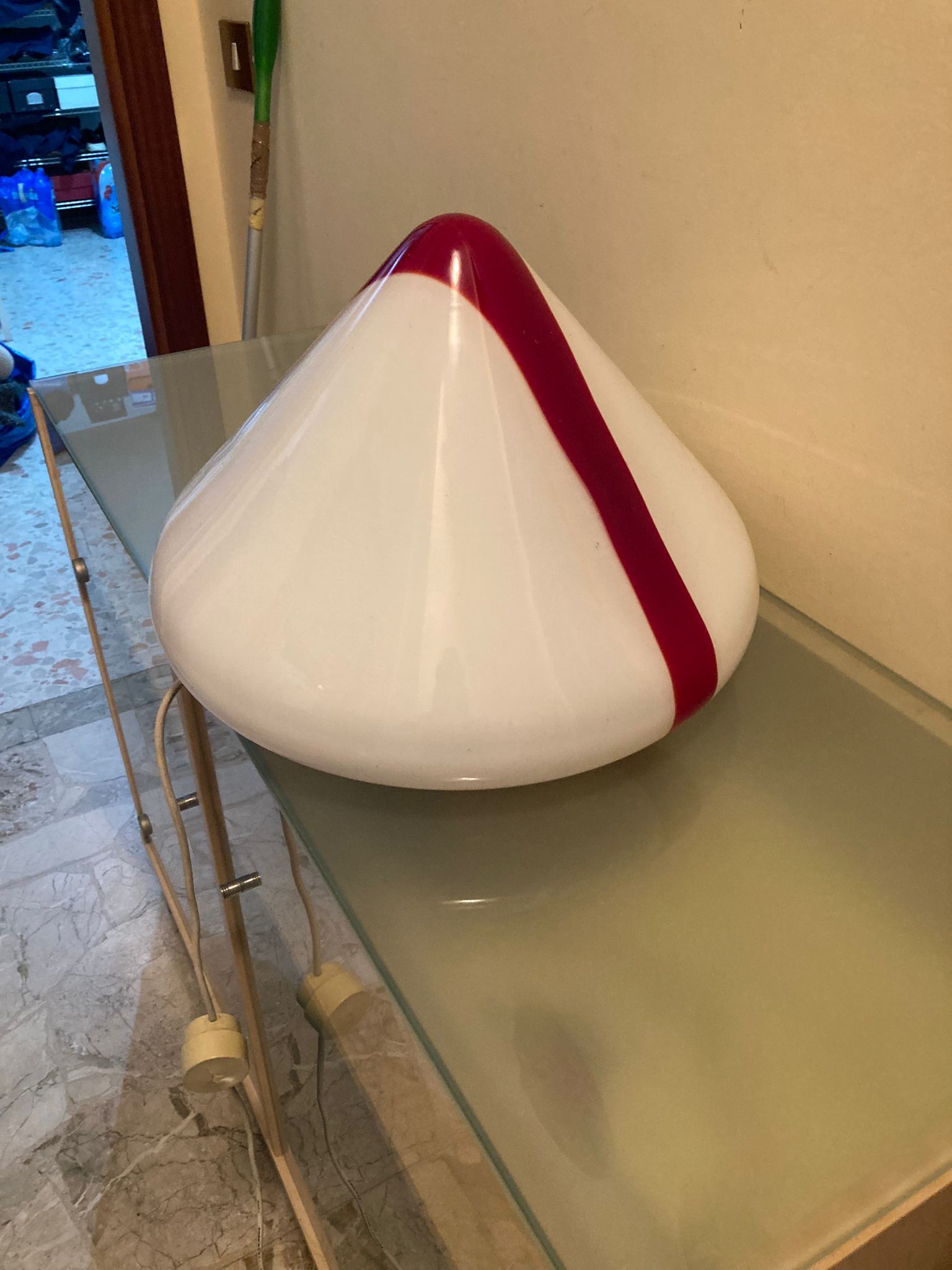 White and red glass table lamp (70s), Leucos Main