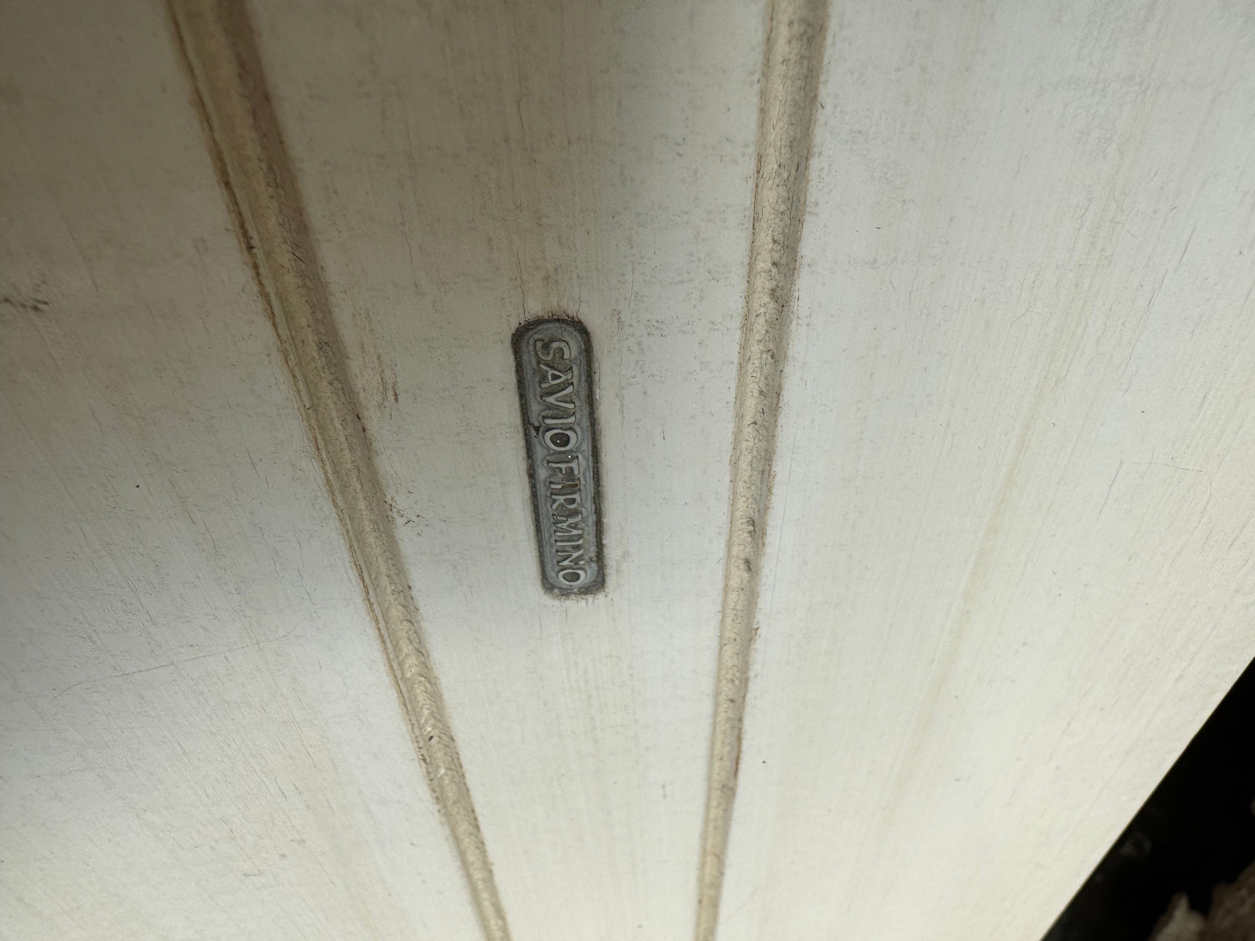 Weiße Konsole aus massivem Holz geschnitzt Brand