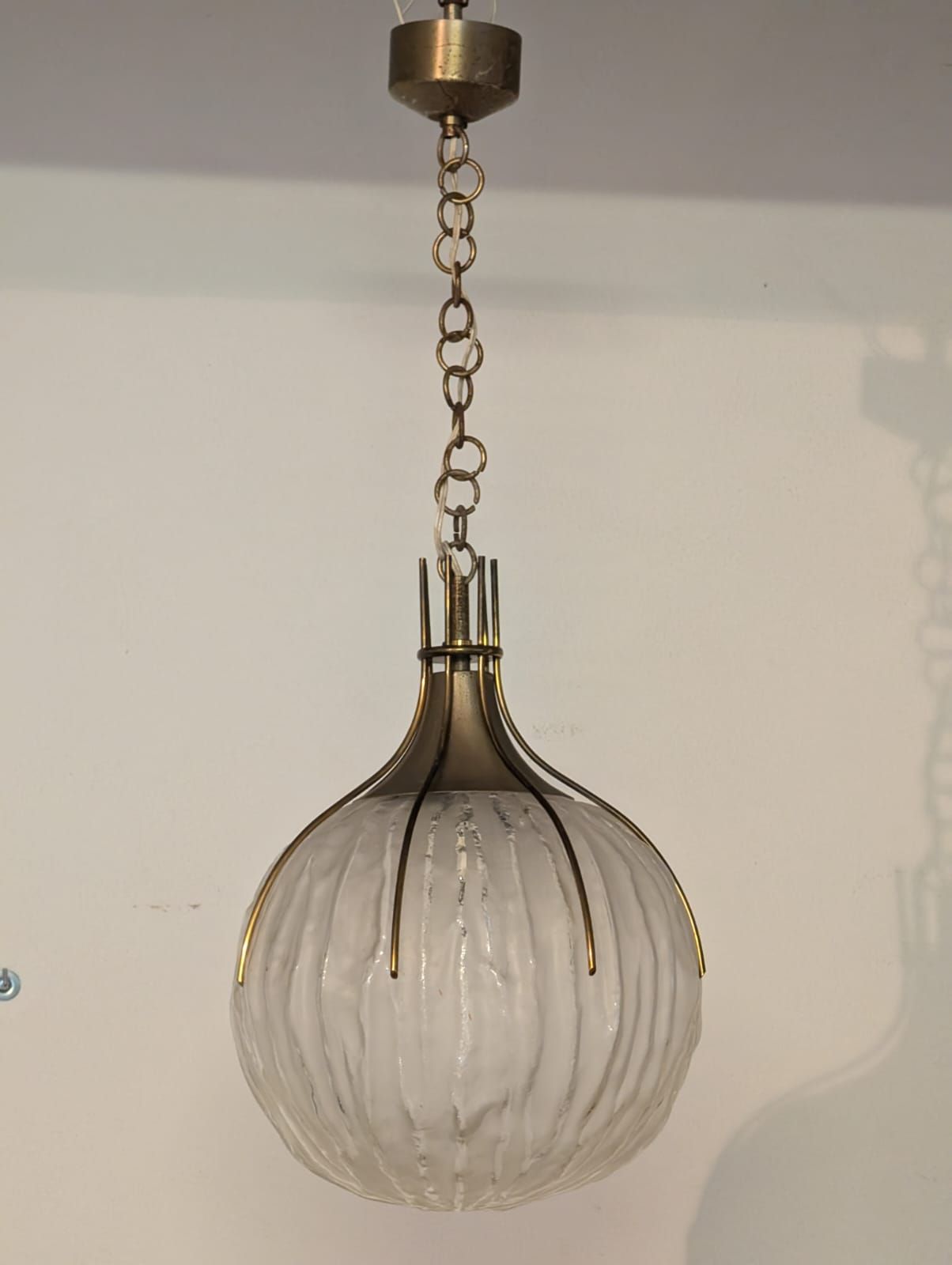Lampada a sospensione in ottone e vetro satinato (anni '50), Main