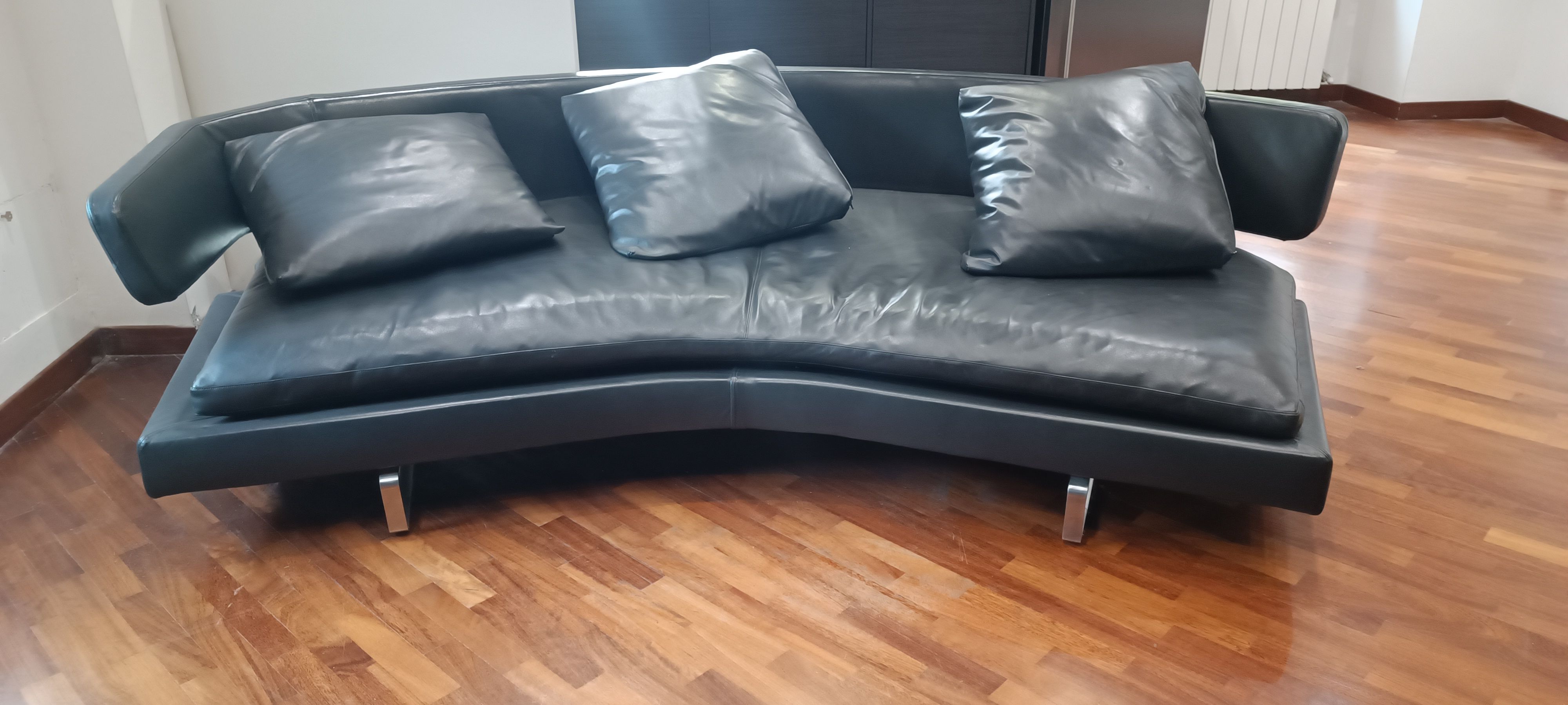 Canapé 3 places Arne en cuir gris par Antonio Citterio Main